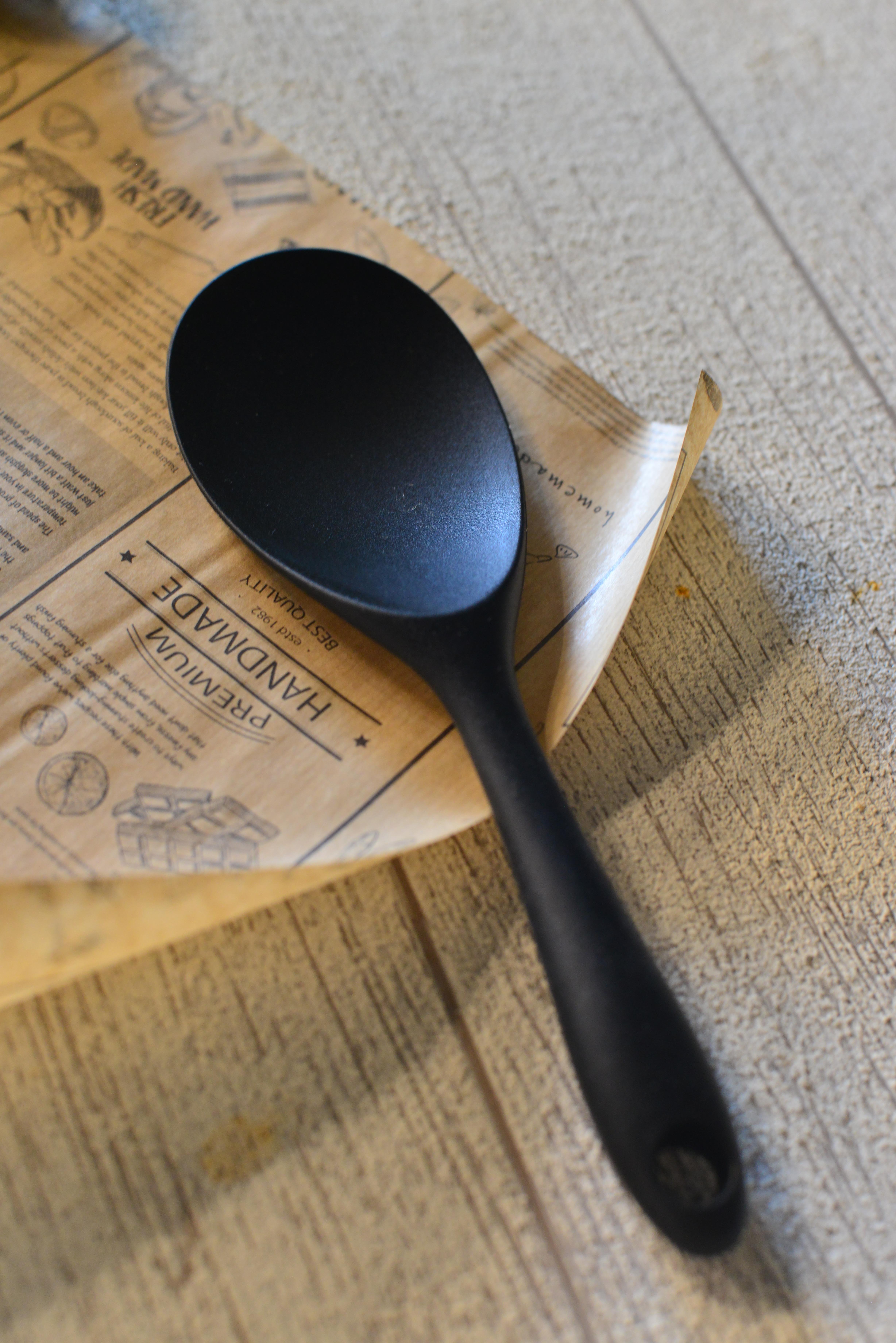 Sert Uçlu Silikon Pilav Kaşığı Yüksek Isıya Dayanıklı Yanmaz Yapışmaz Silikon Kaşık 22 cm - Siyah