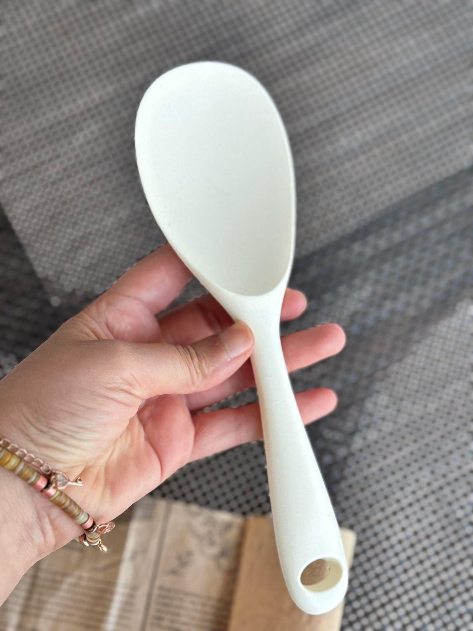 Sert Uçlu Silikon Pilav Kaşığı Yüksek Isıya Dayanıklı Yanmaz Yapışmaz Silikon Kaşık 22 cm - Krem