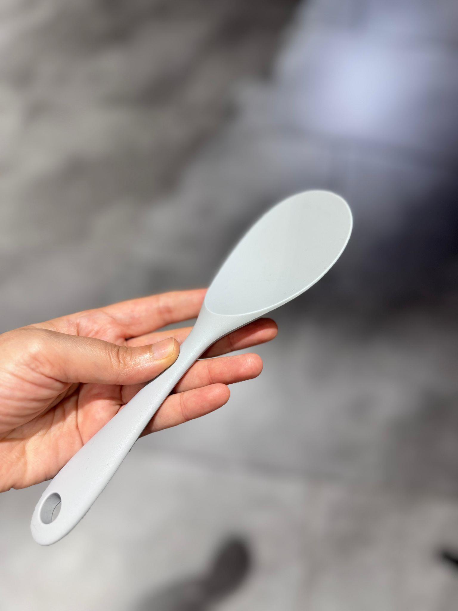 Sert Uçlu Silikon Pilav Kaşığı Yüksek Isıya Dayanıklı Yanmaz Yapışmaz Silikon Kaşık 22 cm - Gri