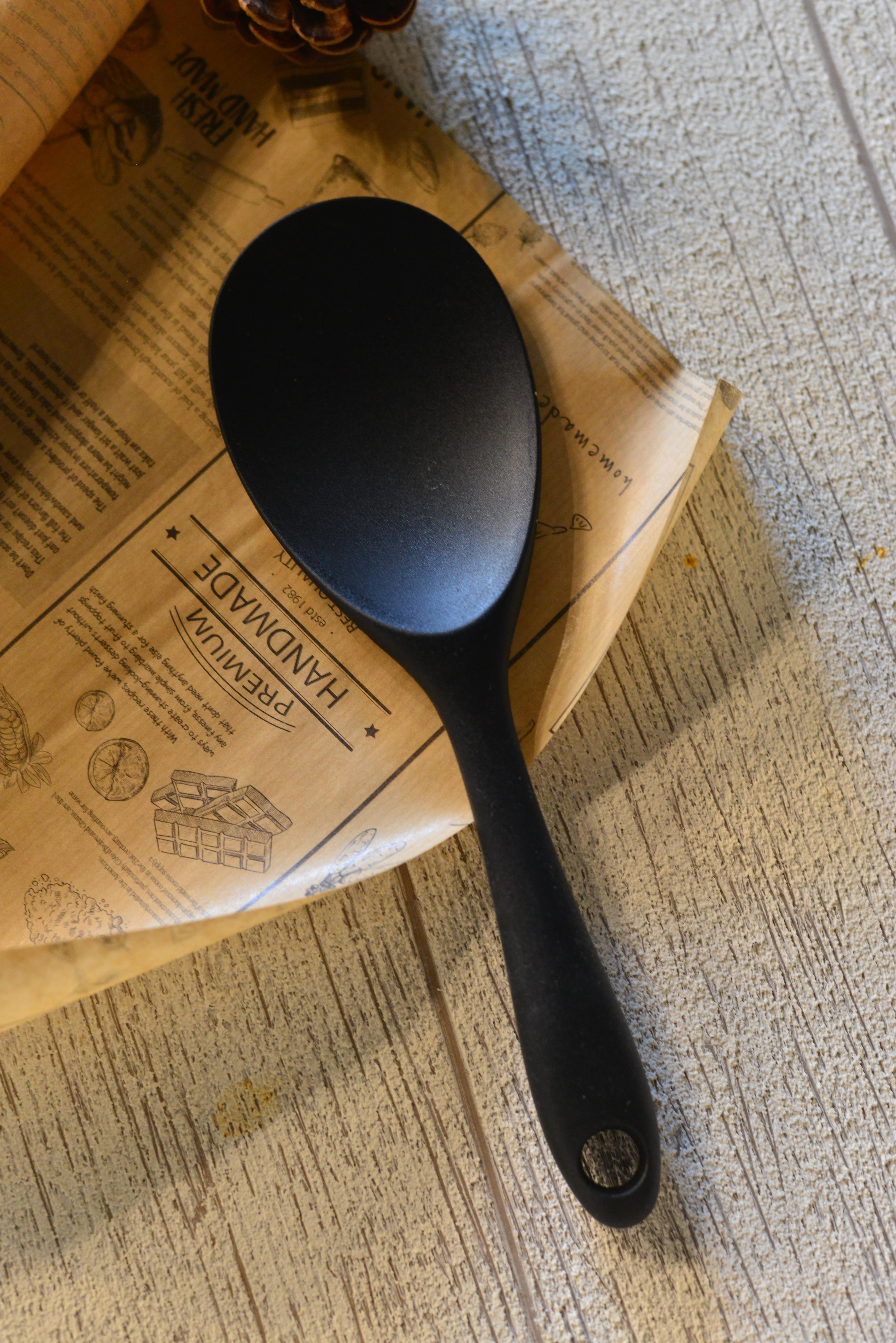 Sert Uçlu Silikon Pilav Kaşığı Yüksek Isıya Dayanıklı Yanmaz Yapışmaz Silikon Kaşık 22 cm - Siyah