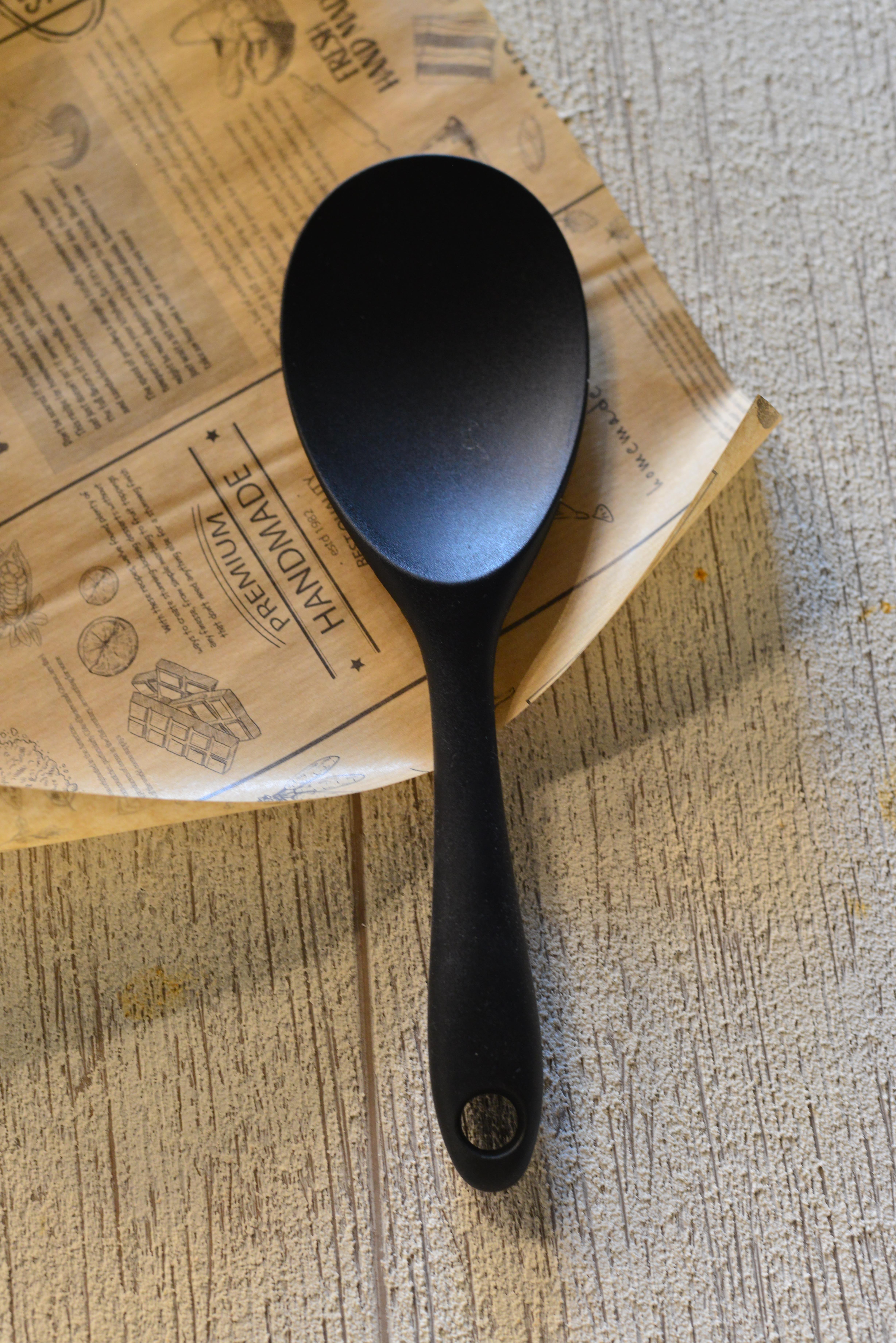 Sert Uçlu Silikon Pilav Kaşığı Yüksek Isıya Dayanıklı Yanmaz Yapışmaz Silikon Kaşık 22 cm - Siyah