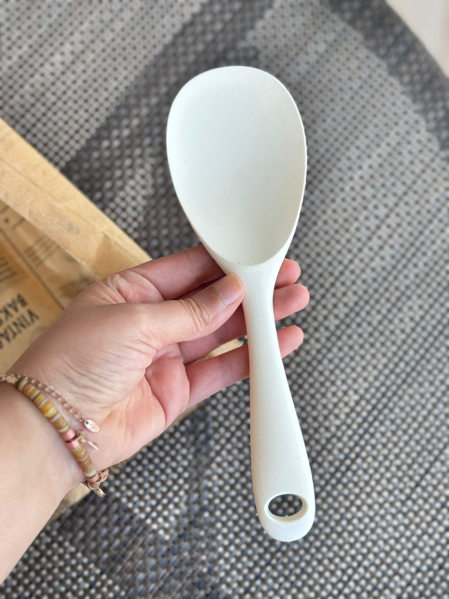 Sert Uçlu Silikon Pilav Kaşığı Yüksek Isıya Dayanıklı Yanmaz Yapışmaz Silikon Kaşık 22 cm - Krem