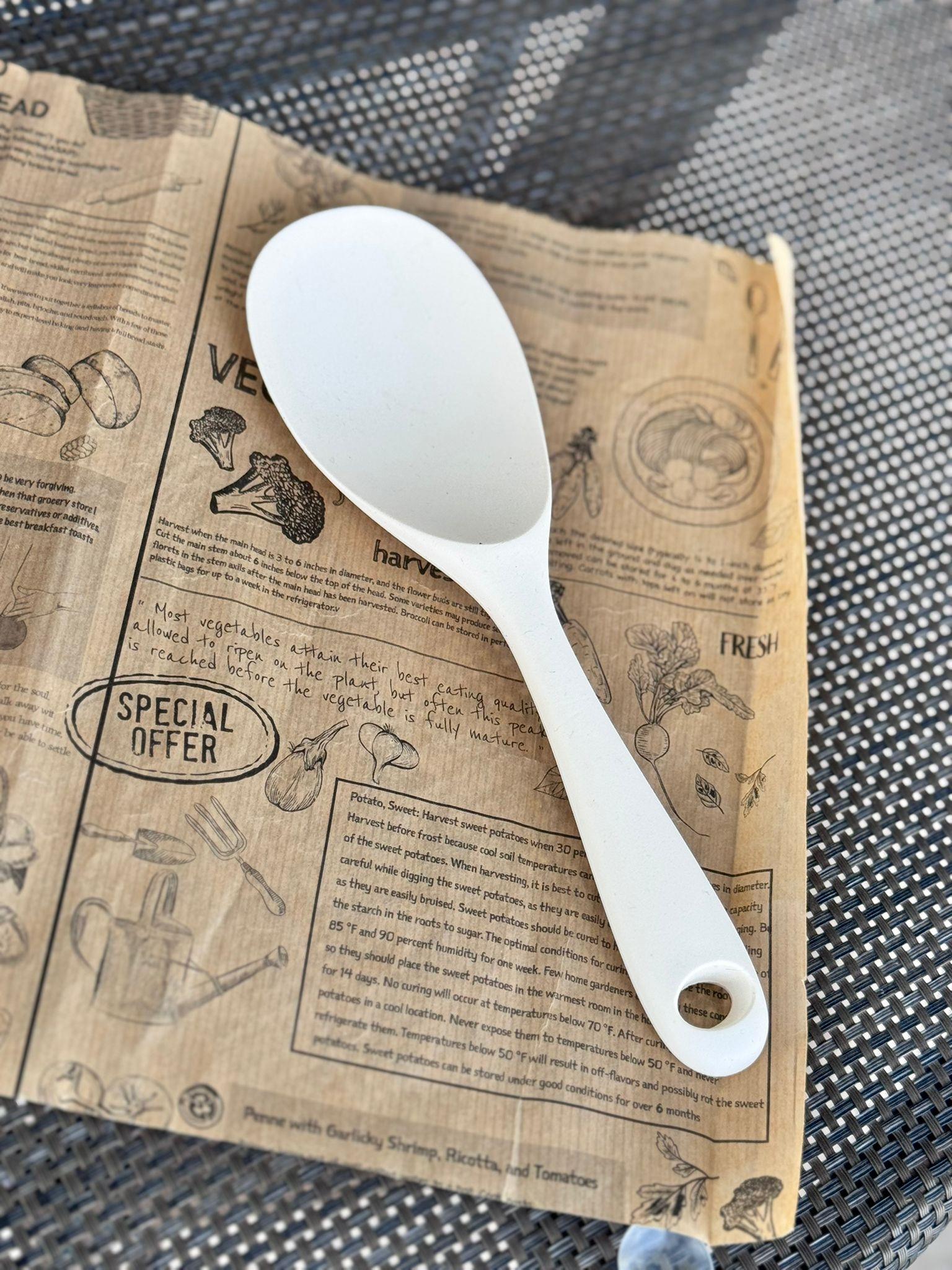 Sert Uçlu Silikon Pilav Kaşığı Yüksek Isıya Dayanıklı Yanmaz Yapışmaz Silikon Kaşık 22 cm - Krem