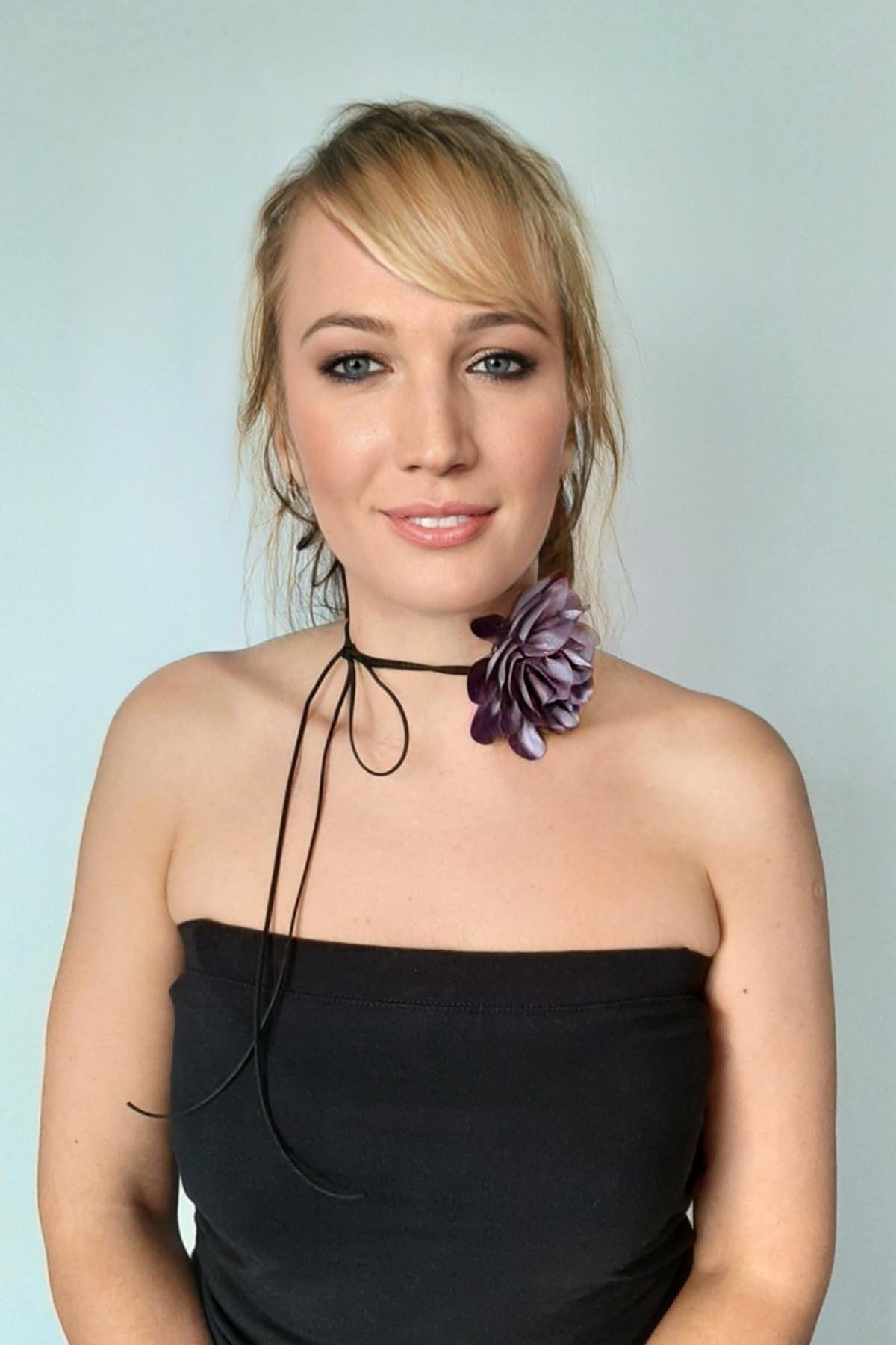 Çiçek Choker Kolye Hakiki Deri Bağcıklı Gül Kolye