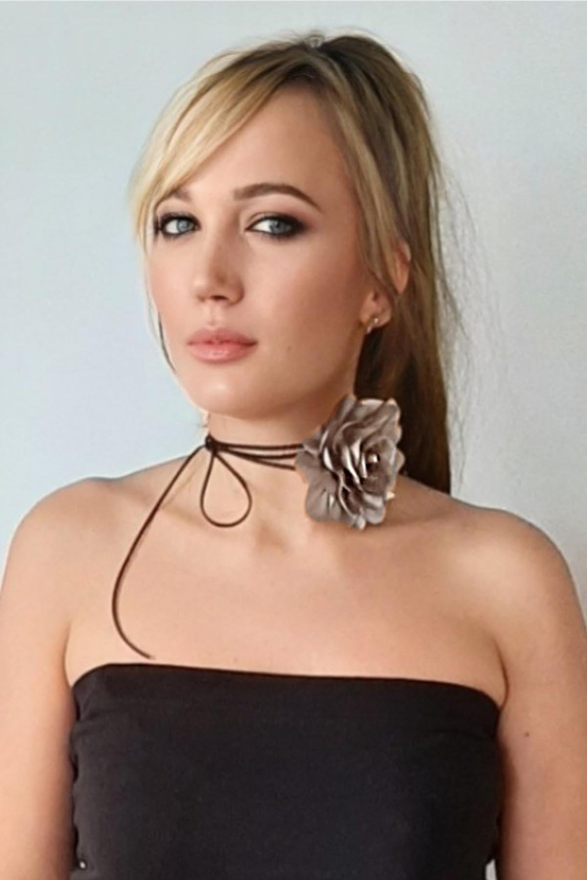 Çiçek Choker Kolye Hakiki Deri Bağcıklı Gül Kolye