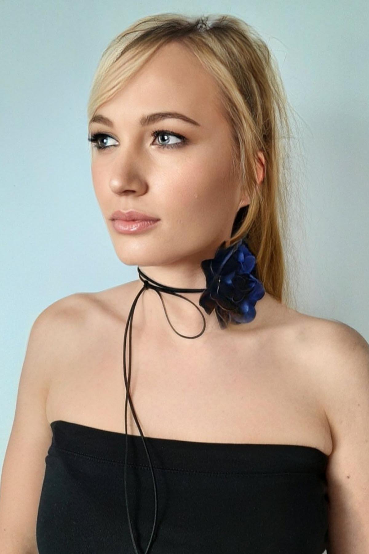 Çiçek Choker Kolye Hakiki Deri Bağcıklı Gül Kolye
