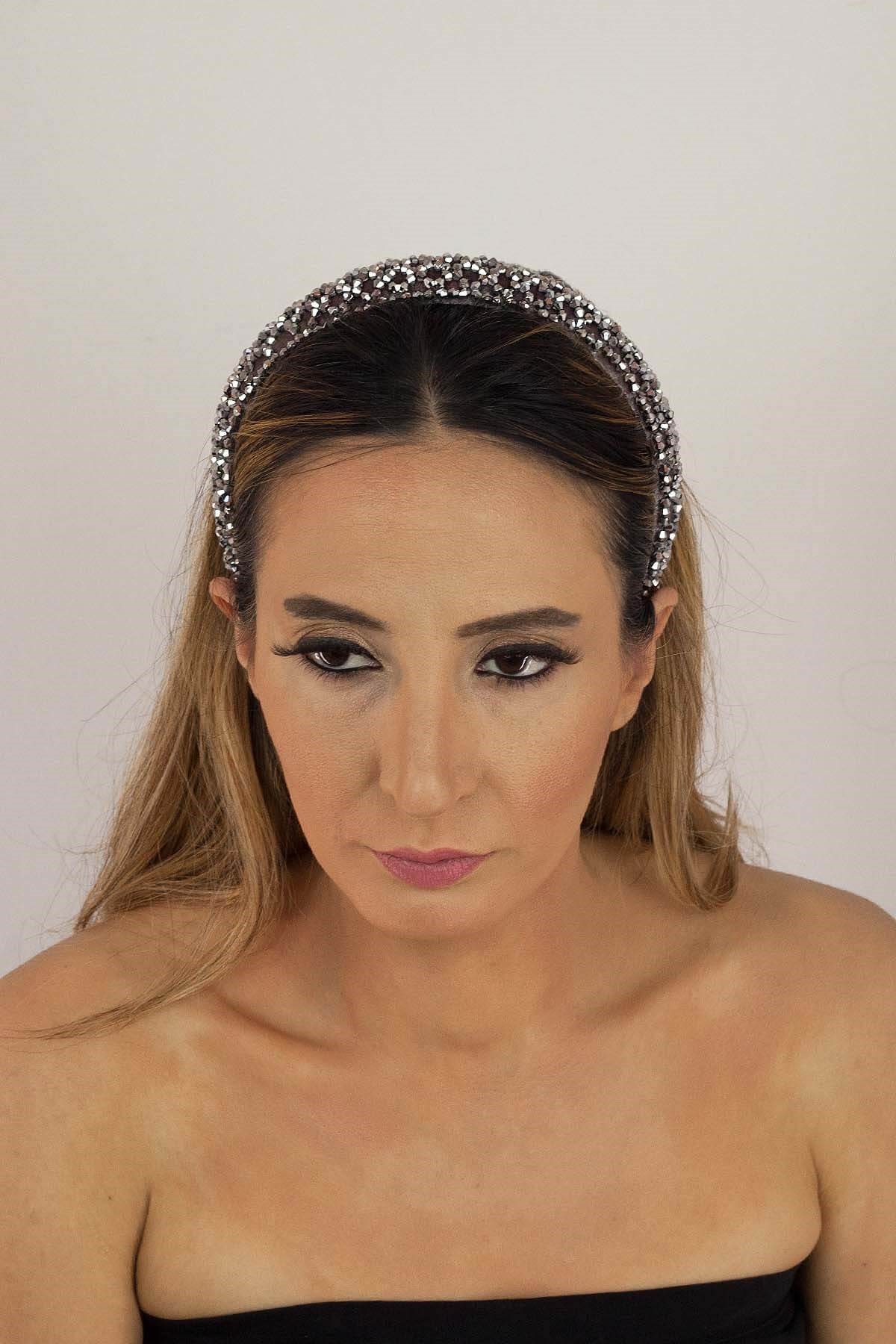 El İşlemeli İnce Çapraz Kristal Kadife Taç 