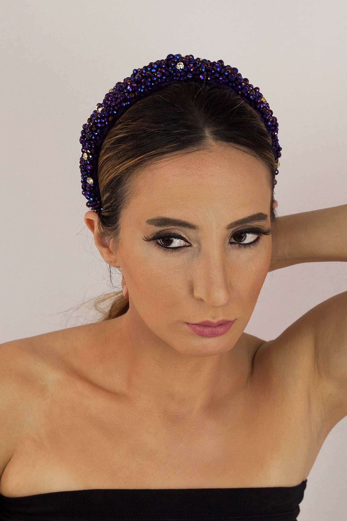 El İşlemeli Karışık Kristal Kadife Taç 
