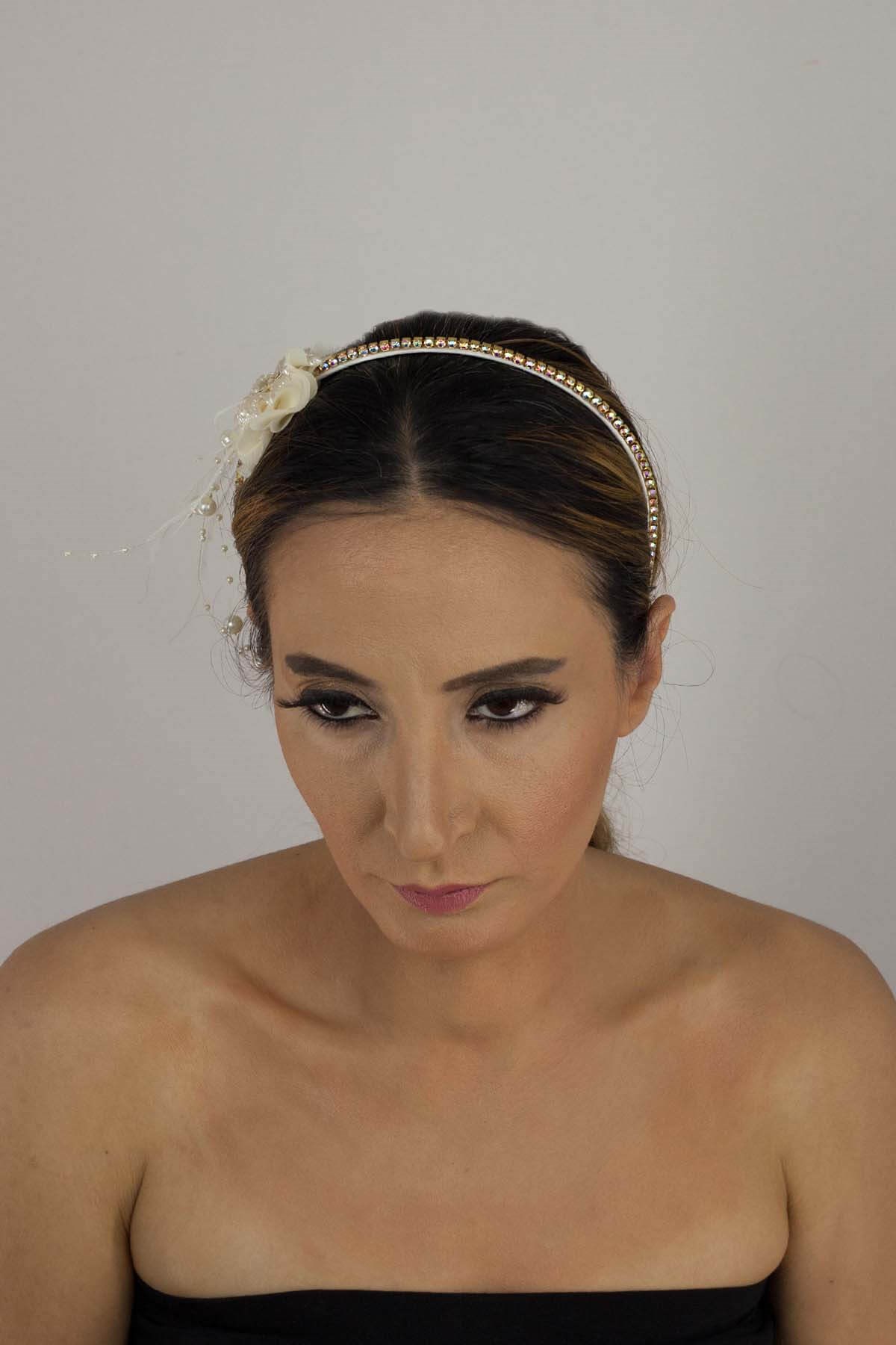 Yandan Çiçekli Tüylü Beyaz İnci Taç
