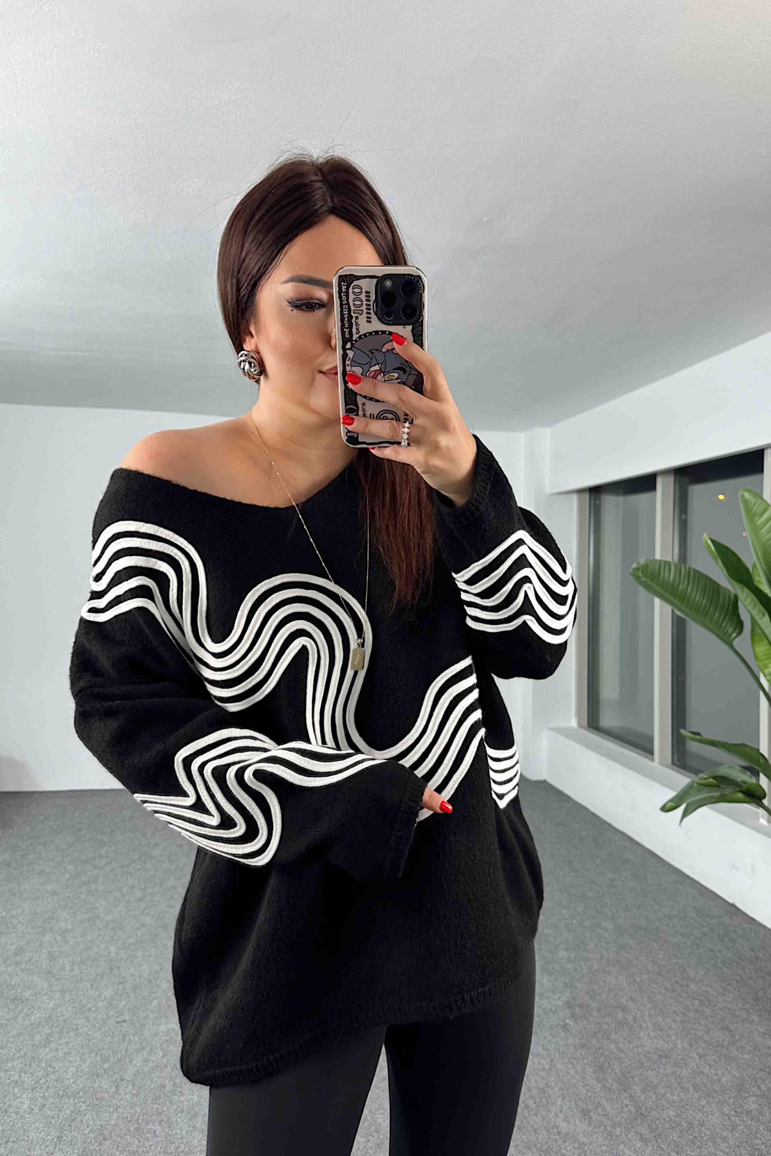 Akrilik Örme Wave Nakışlı V Yaka Kazak Siyah