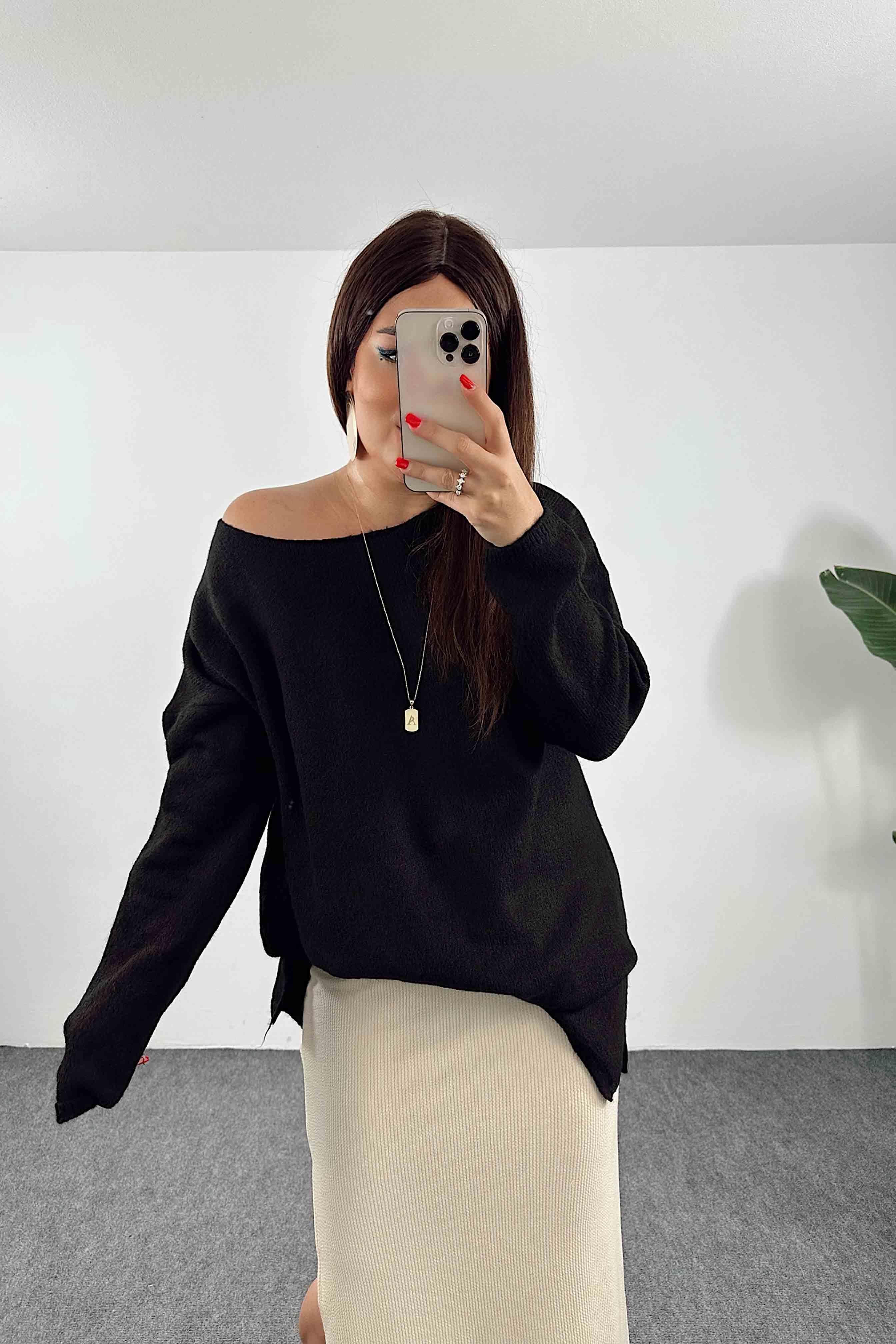 Akrilik Örme Yırtmaç Detay Oversize Kazak Siyah