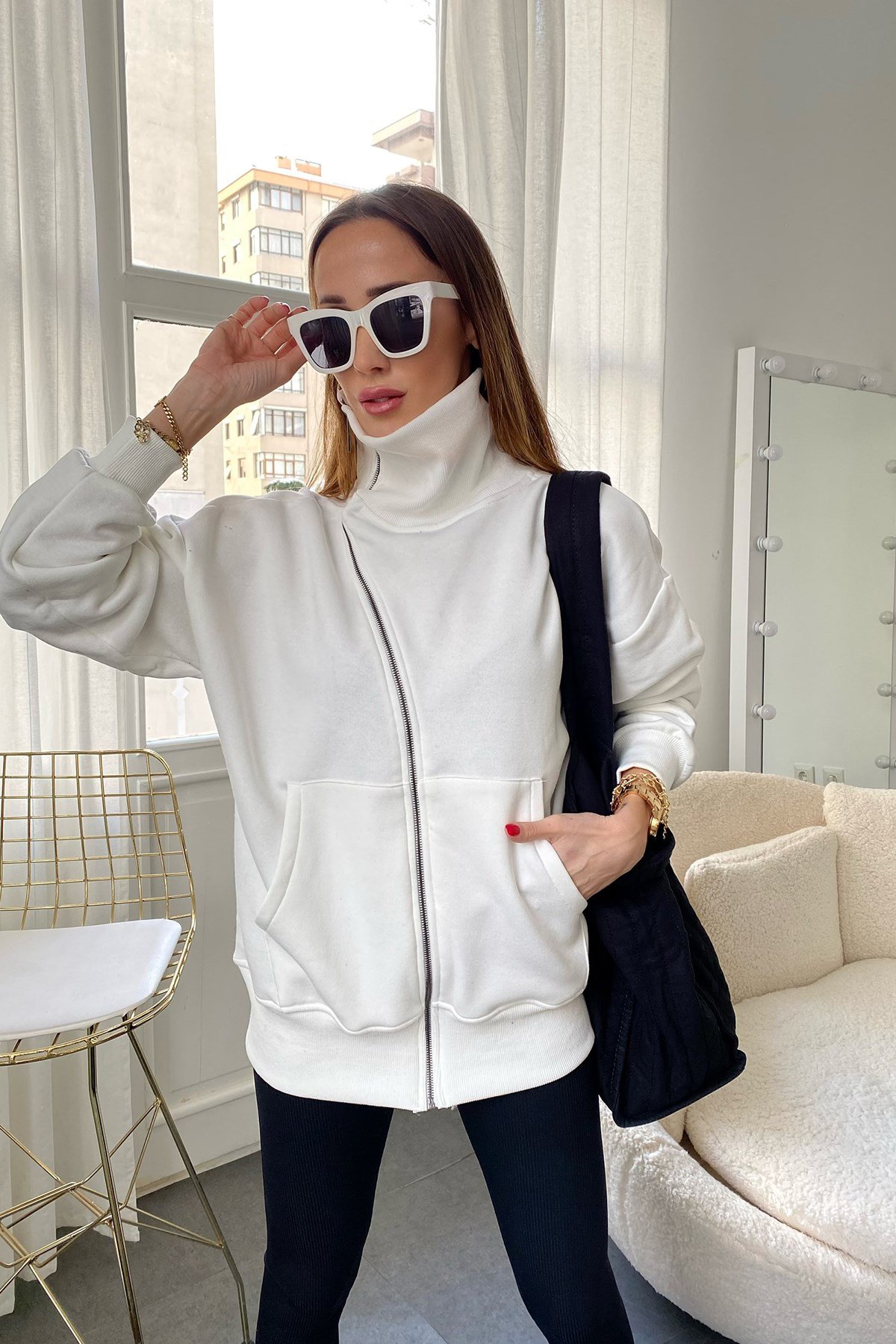 Beyaz Asimetrik Yaka Detaylı Fermuarlı Sweat