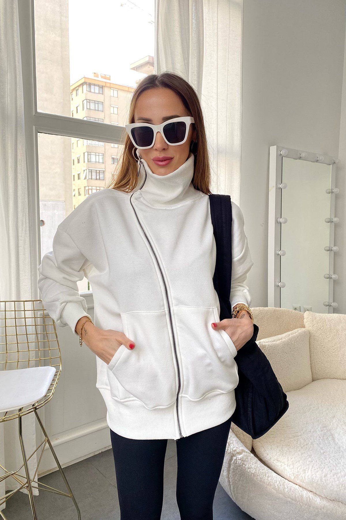 Beyaz Asimetrik Yaka Detaylı Fermuarlı Sweat