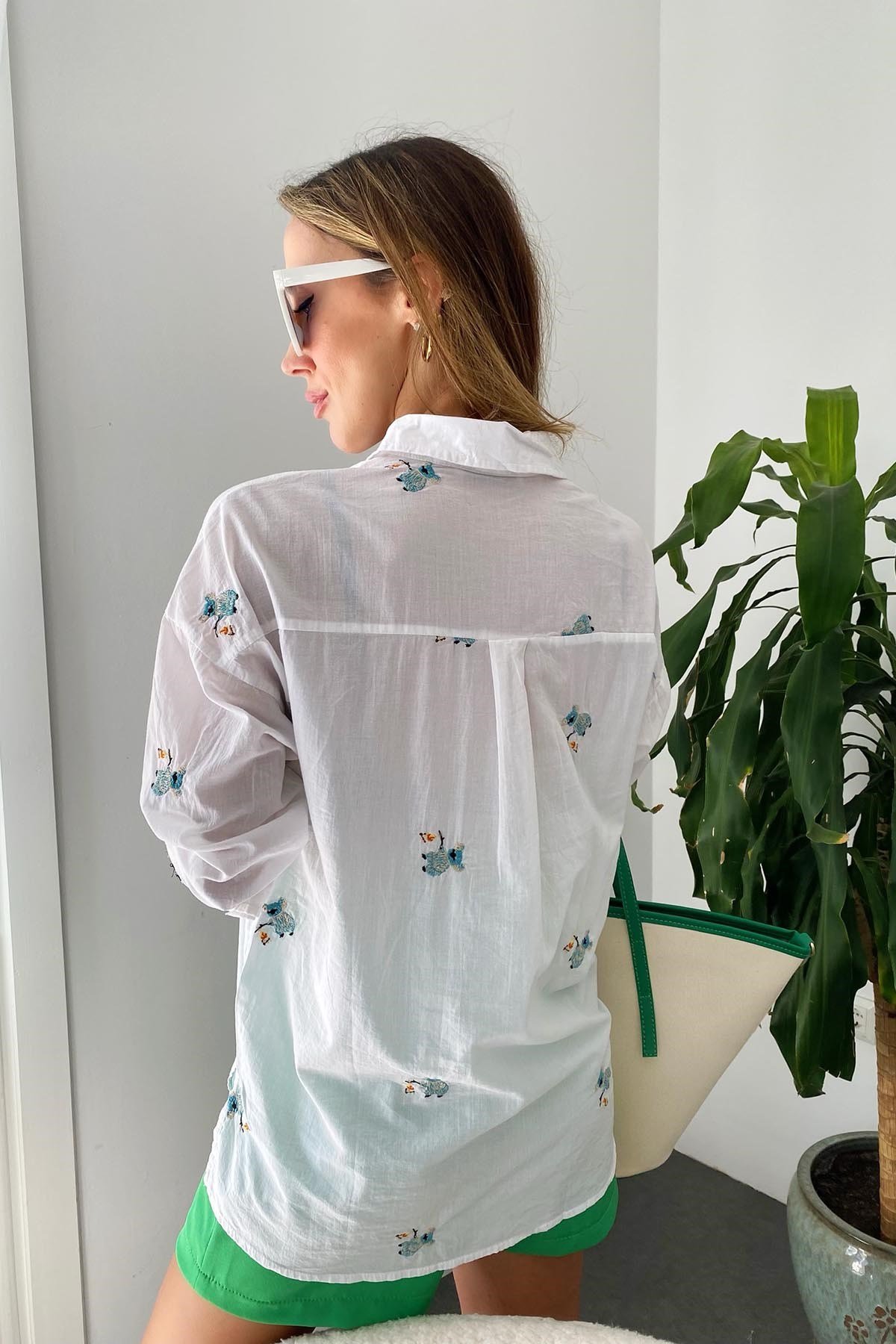 Beyaz Mavi Minik Koala Nakış İşlemeli Oversize Gömlek