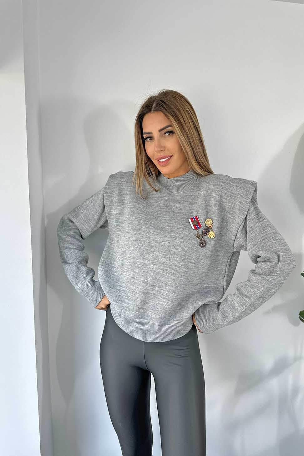 Broşlu Dik Yaka Vatka Detay Kadın Kazak Gri