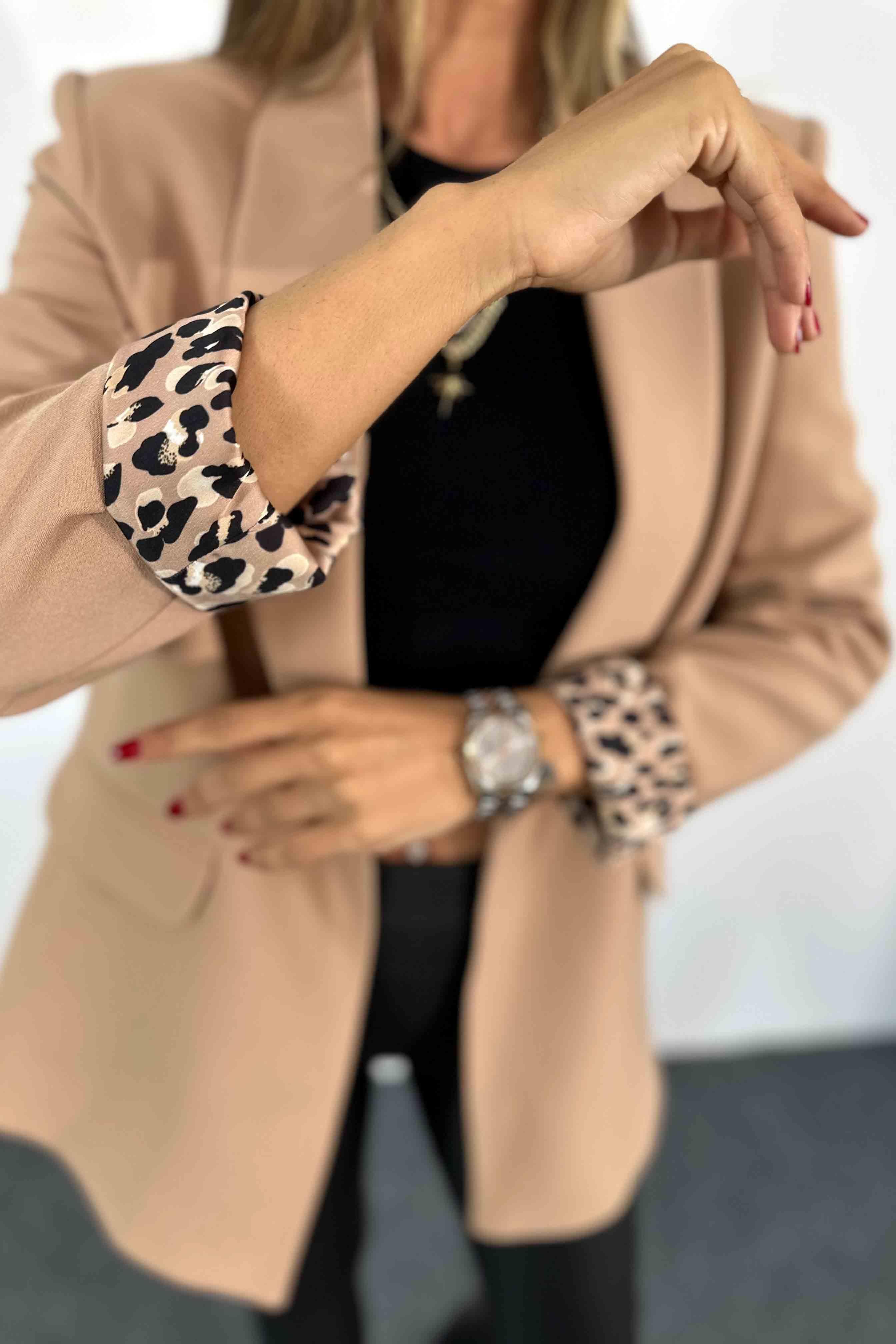 Dökümlü Krep Kumaş Leopar Astarlı Kruvaze Ceket Camel