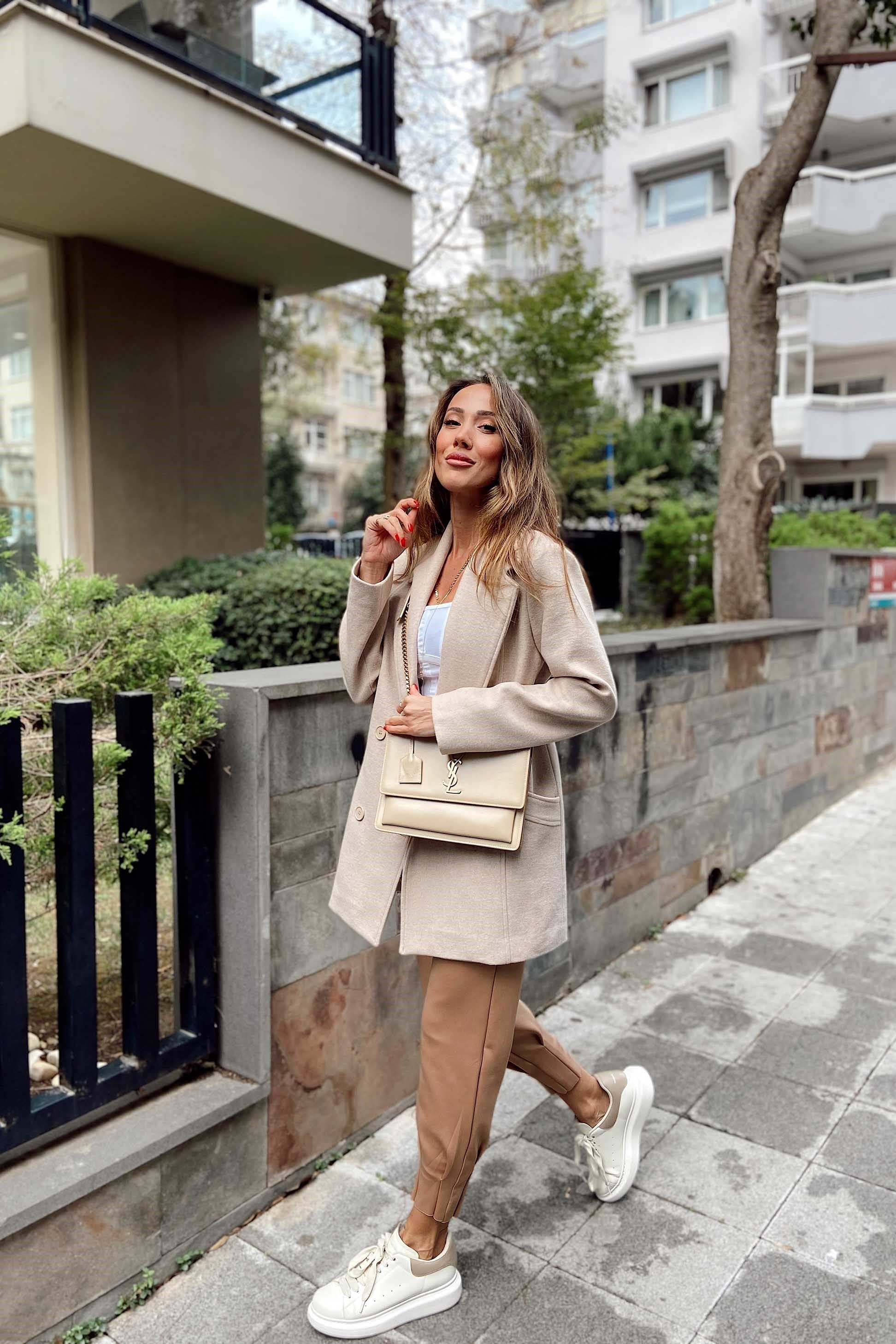 Dört Düğmeli Tasarım Kısa Kaşe Kaban Bej