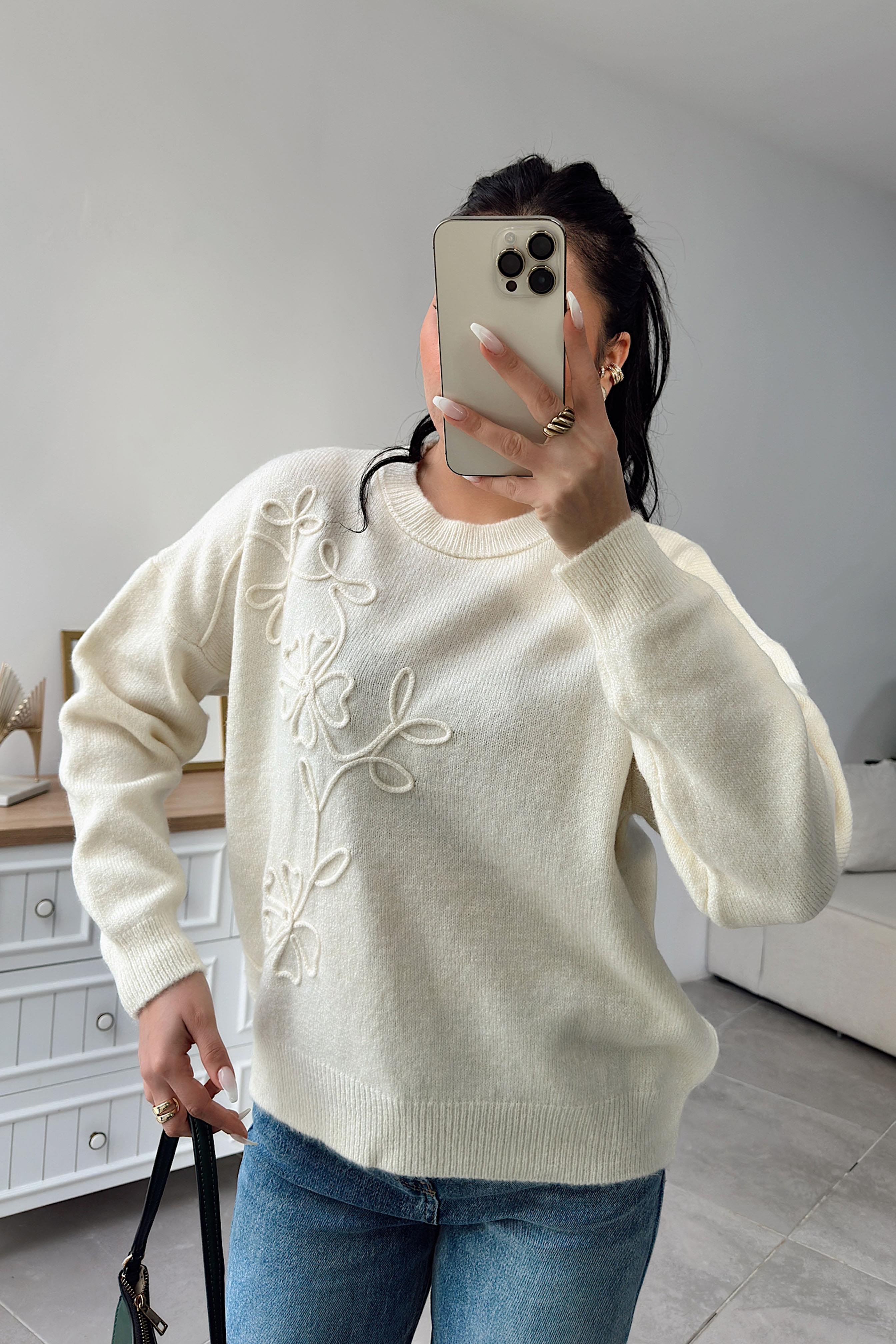 Kabartma Çiçek Detaylı Triko Kazak Ekru