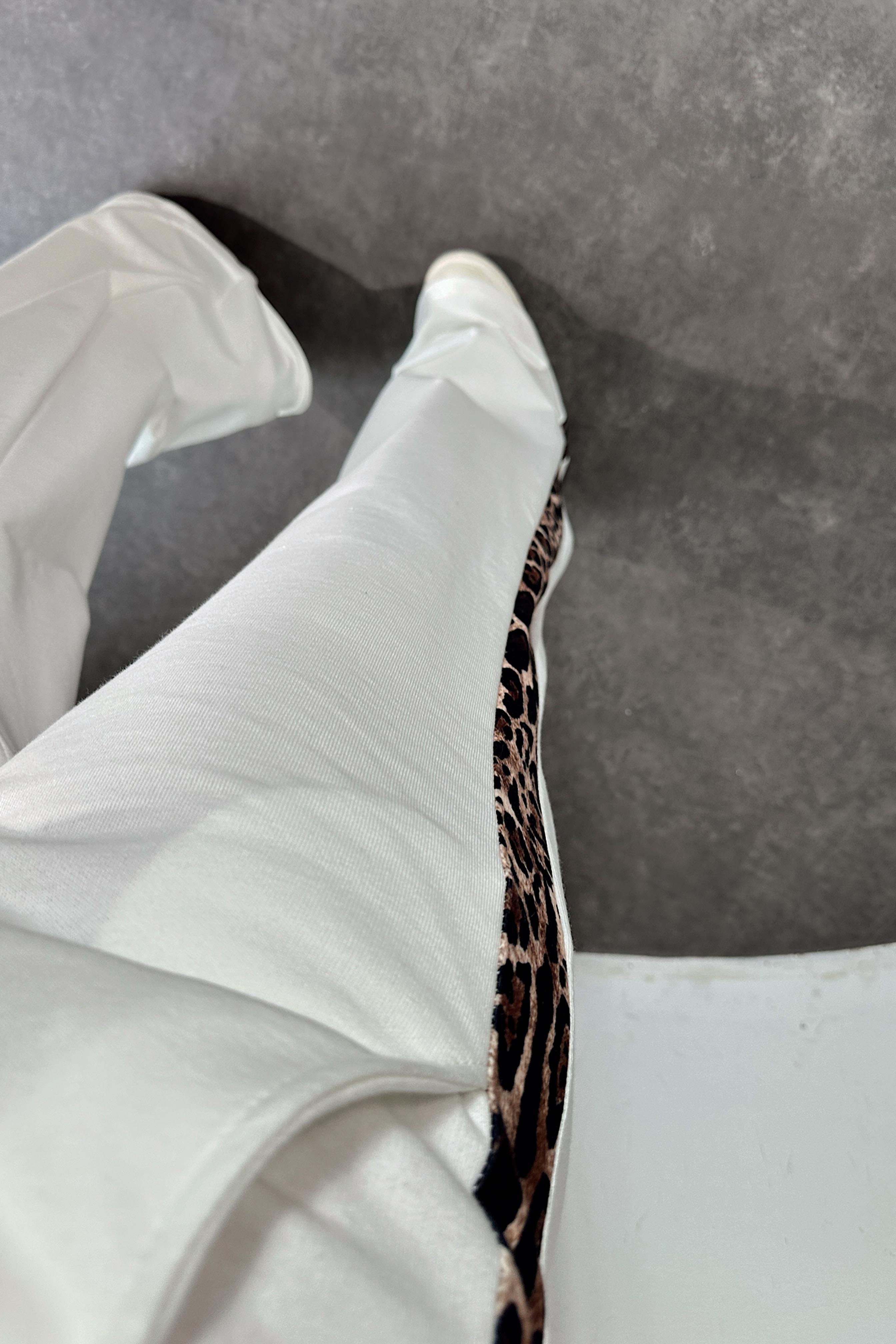 Kapüşonlu Leopar Şerit Geçişli Takım Beyaz