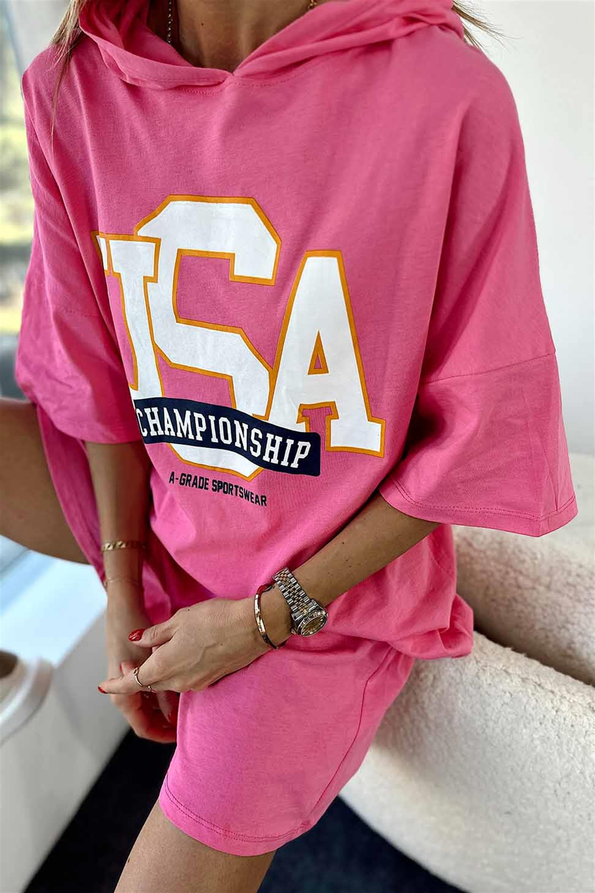 Kapüşonlu Tasarım Baskılı Penye Şortlu Takım Pembe