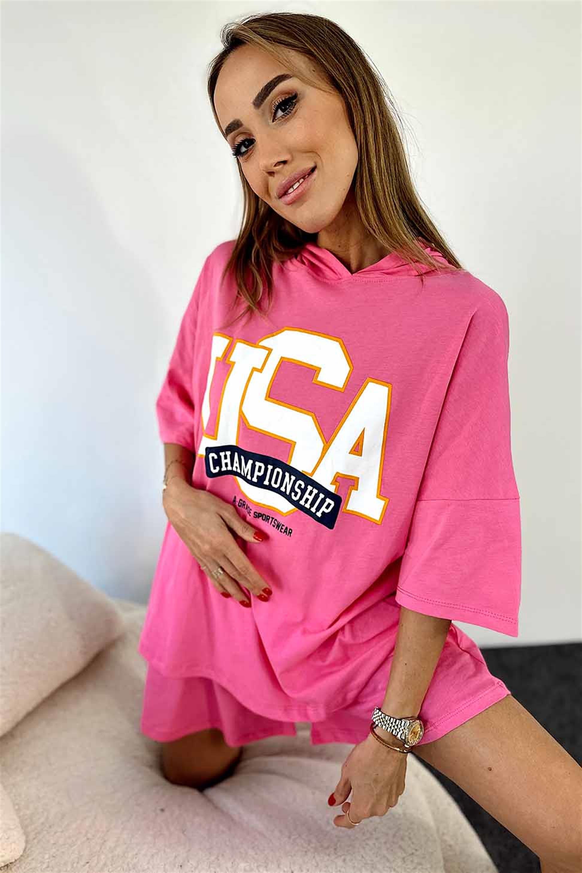 Kapüşonlu Tasarım Baskılı Penye Şortlu Takım Pembe