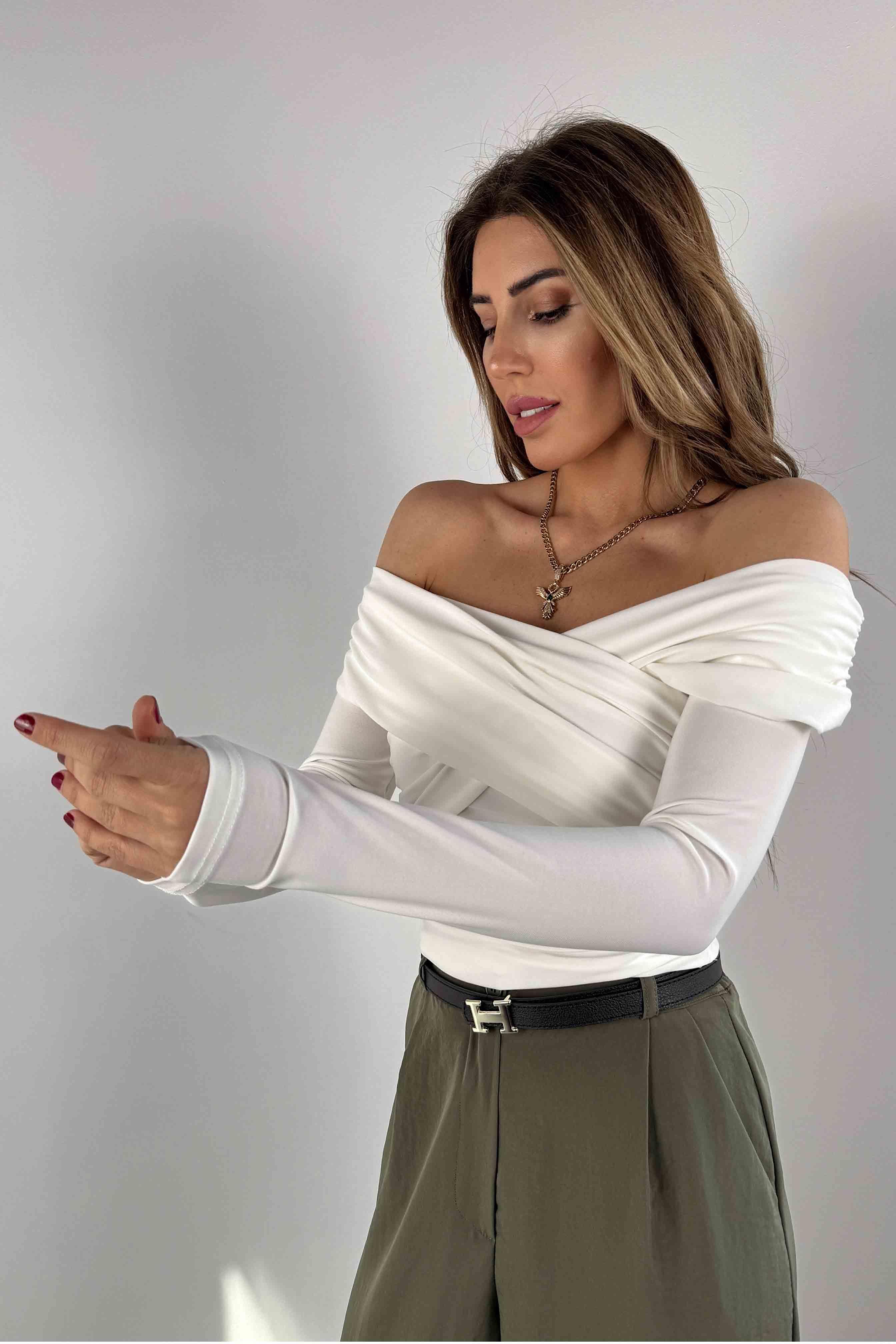 Kayık Yaka Drapeli Bluz Beyaz