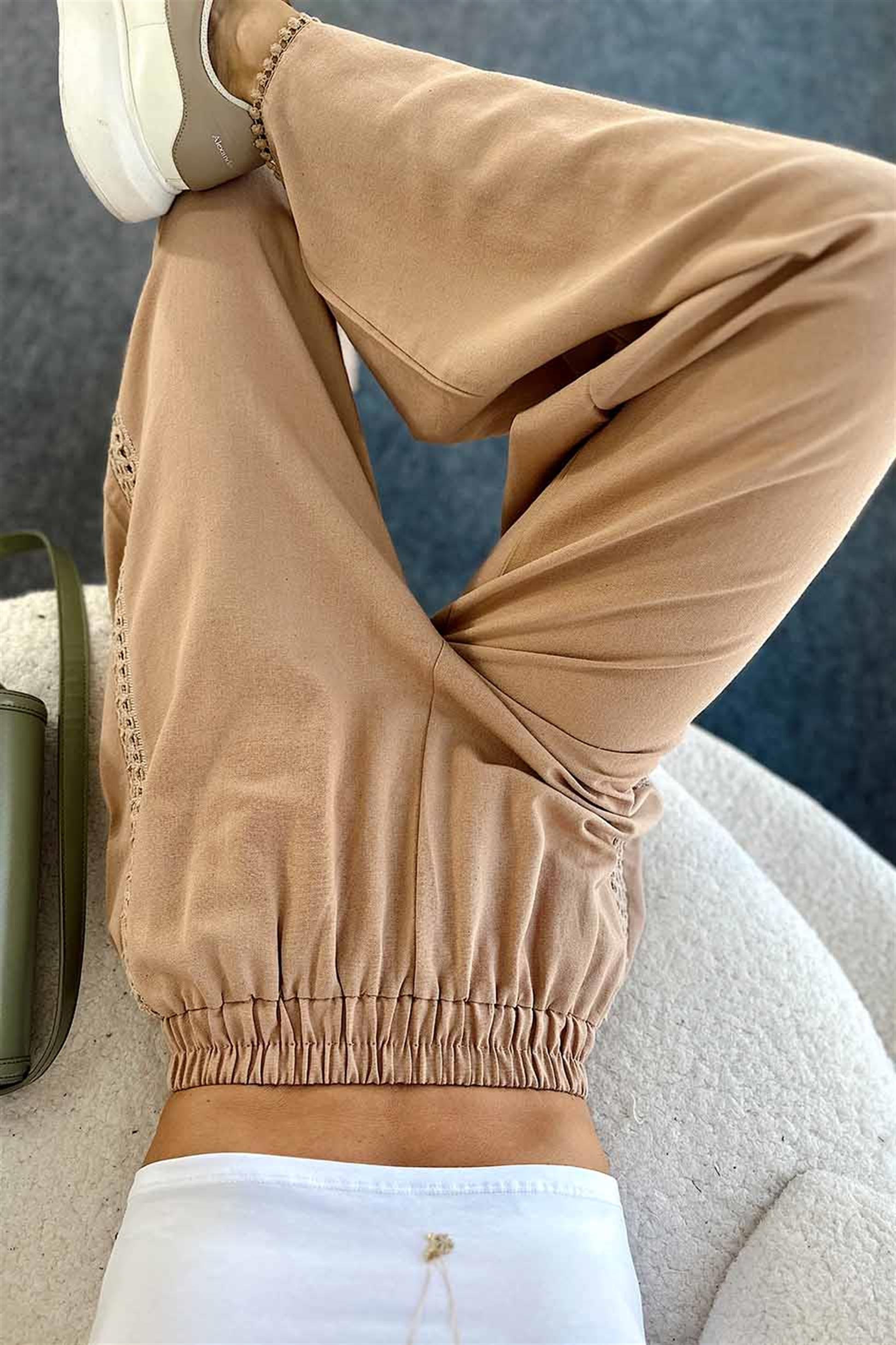 Keten Kumaş Dantel Şerit Detaylı Salaş Keten Pantolon Camel