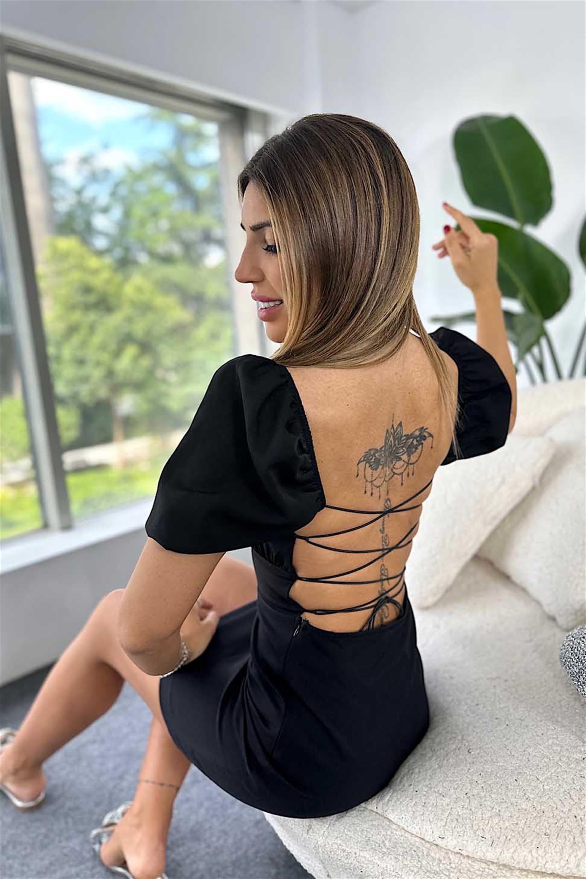 Krep Kumaş Kare Yaka Karpuz Kol Sırt Dekolteli Mini Elbise Siyah
