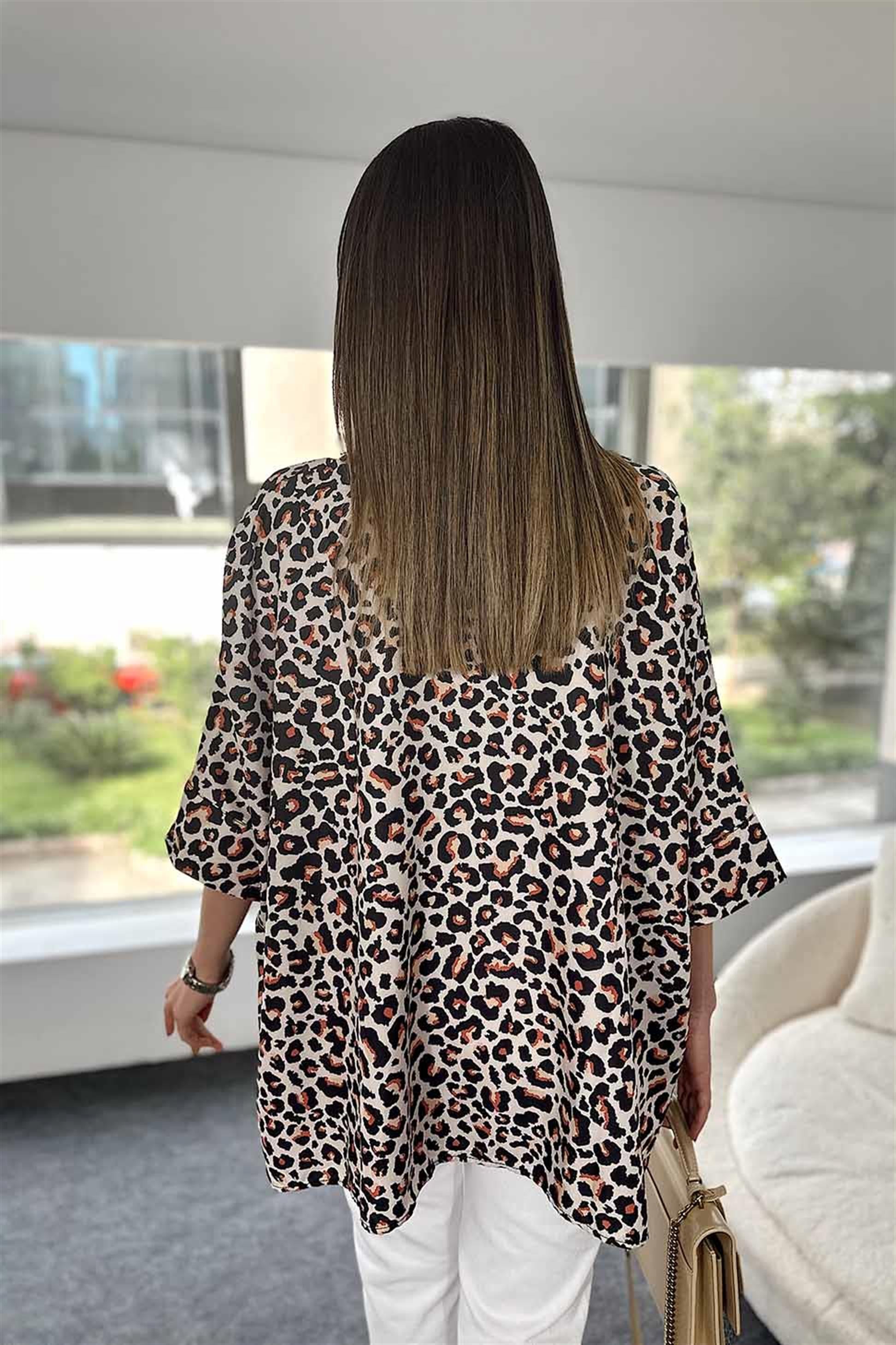 Leopar Desenli Yırtmaç Detay Oversize Kadın Gömlek Krem