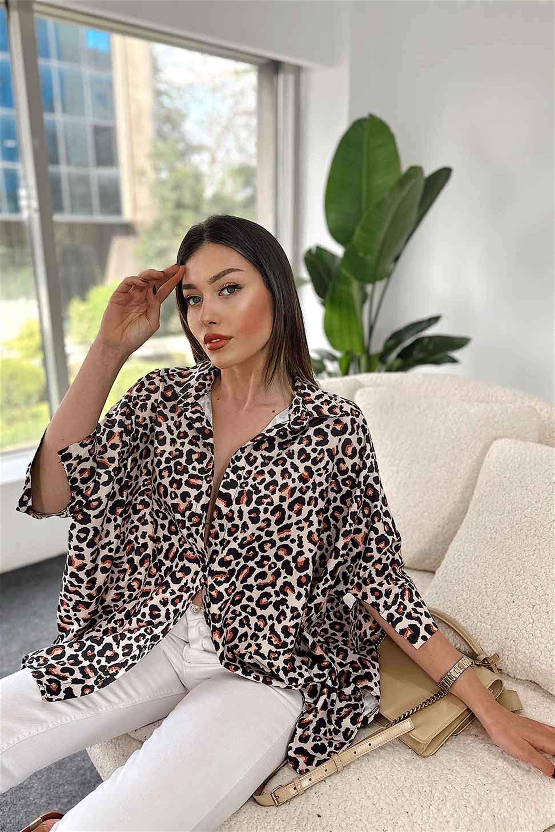 Leopar Desenli Yırtmaç Detay Oversize Kadın Gömlek Krem