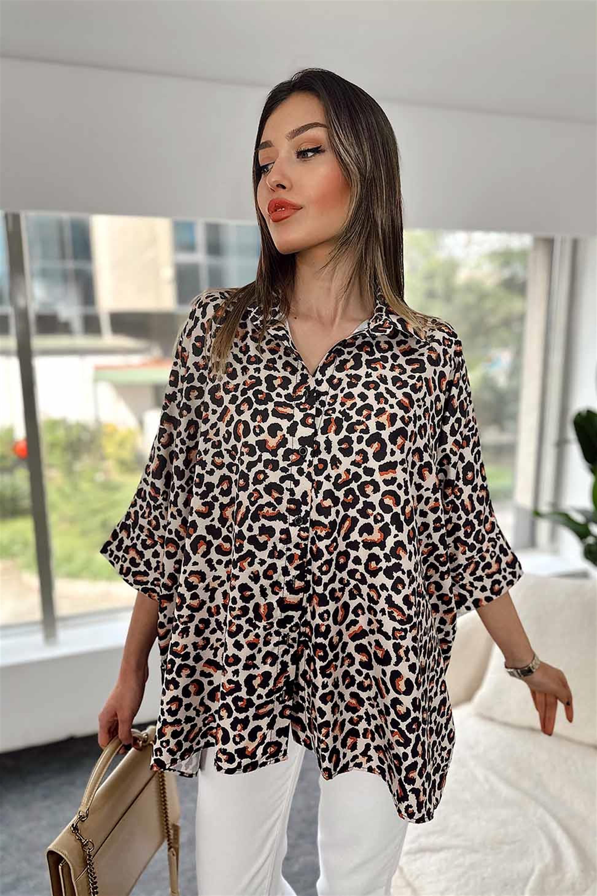 Leopar Desenli Yırtmaç Detay Oversize Kadın Gömlek Krem