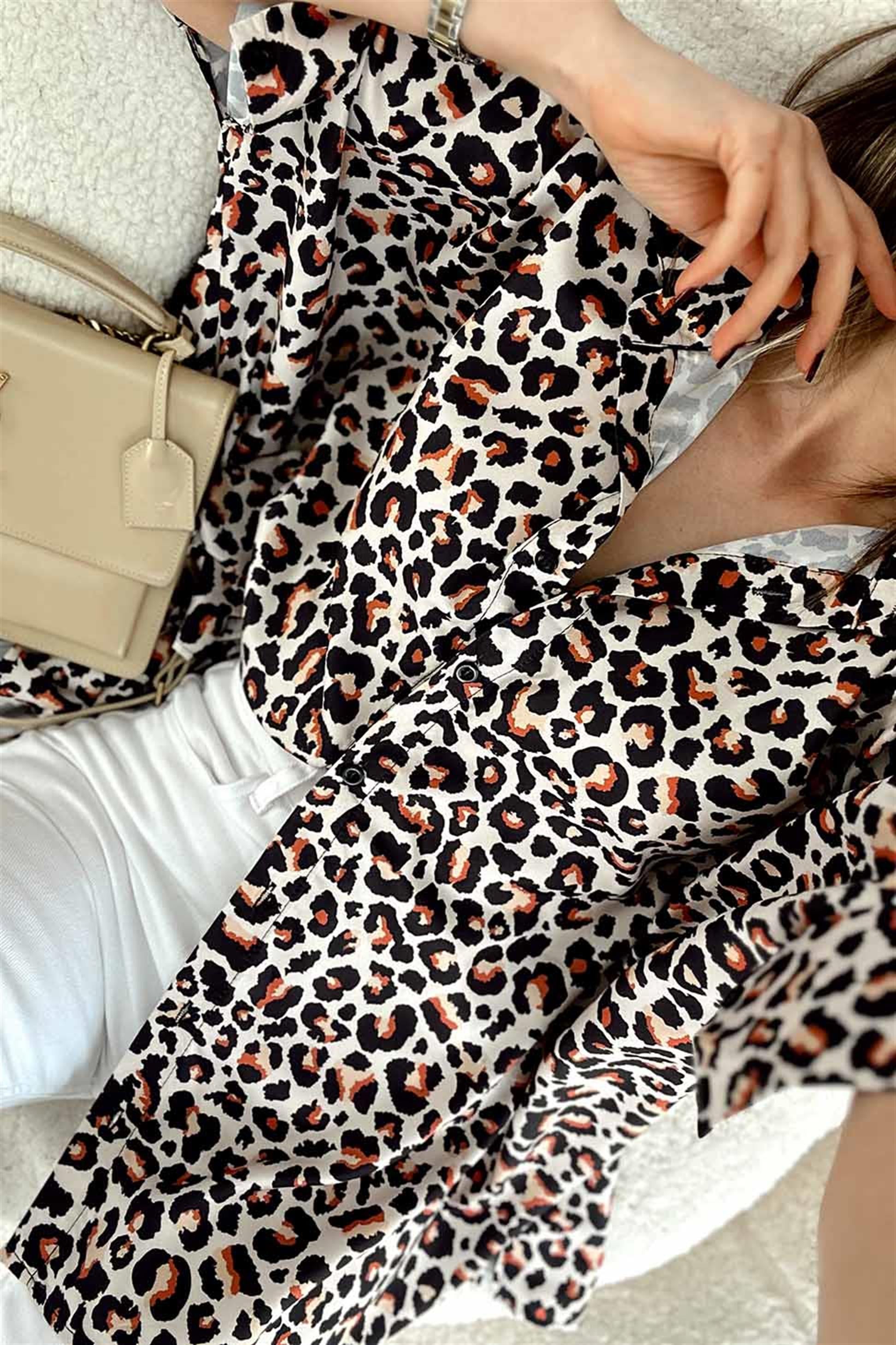 Leopar Desenli Yırtmaç Detay Oversize Kadın Gömlek Krem