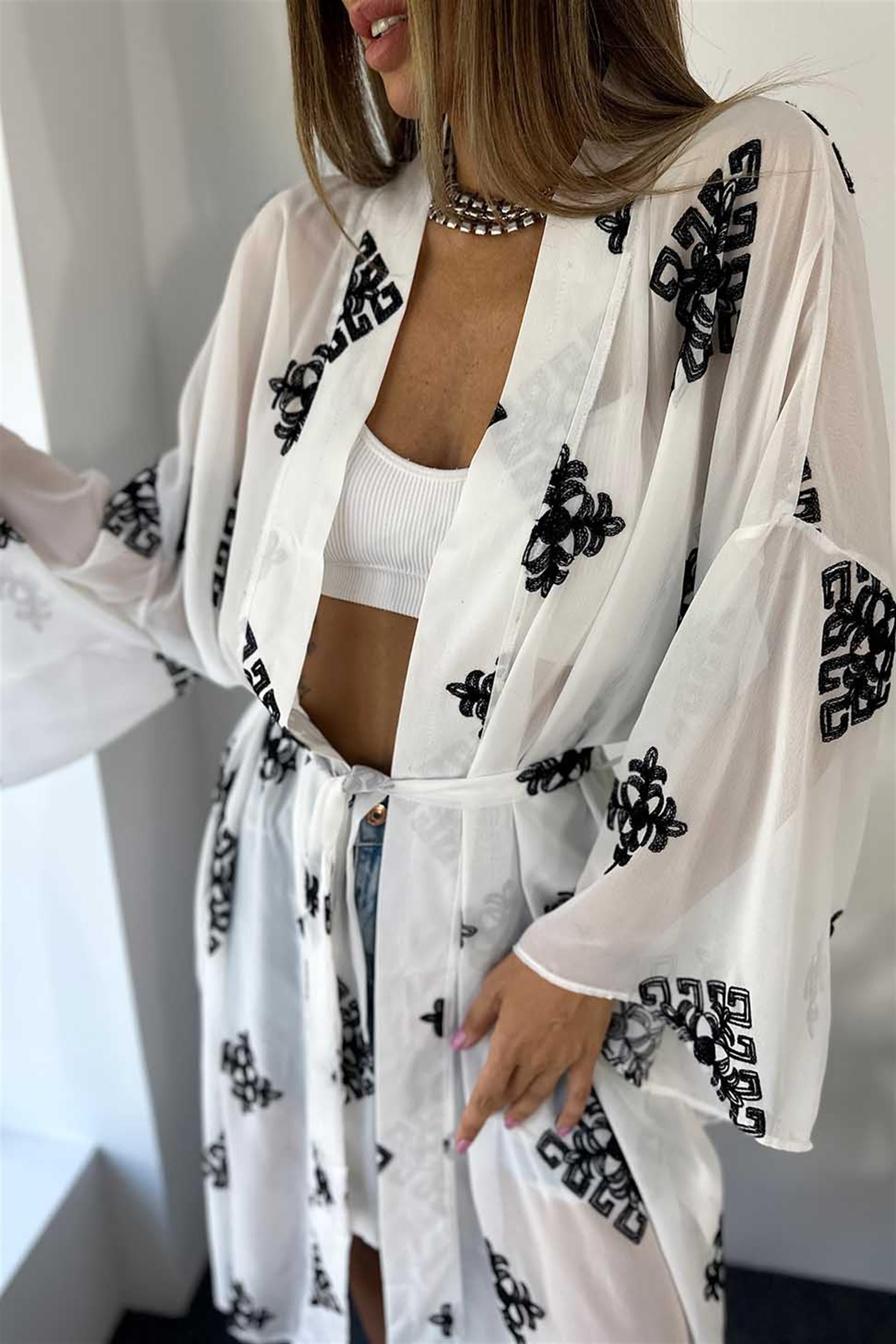 Lüks Kalite Şifon Kumaş Nakışlı Uzun Kimono Beyaz