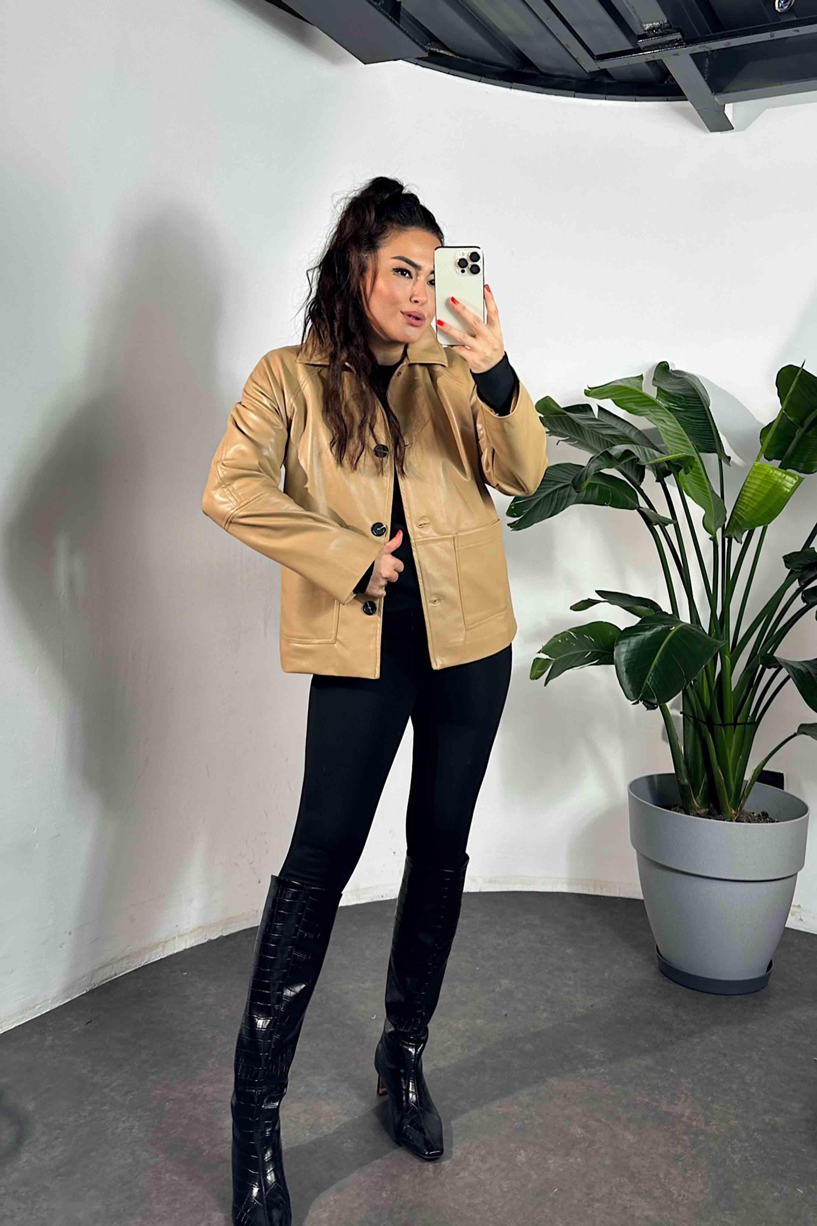 Marka Model Cep Detaylı Vegan Deri Ceket Camel