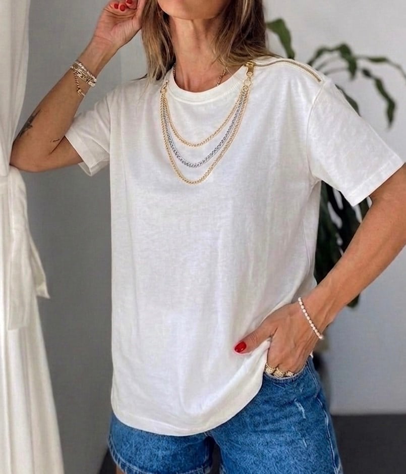 Marka Model Kolye Detaylı Fermuarlı Tshirt Beyaz