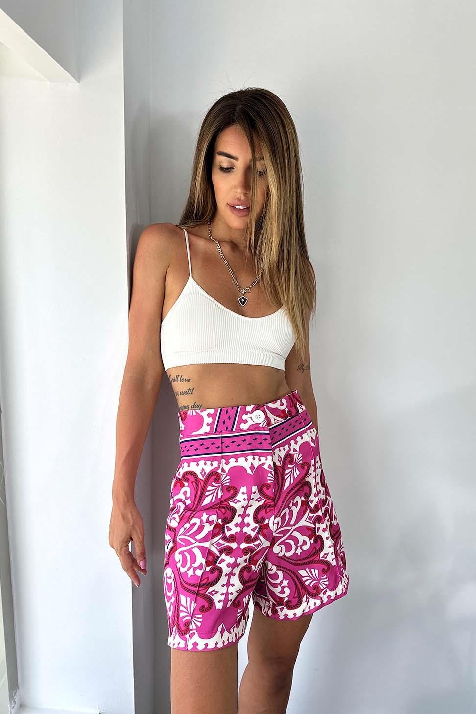 Marka Model Krep Kumaş Önü Çimalı Desenli Şort Pembe