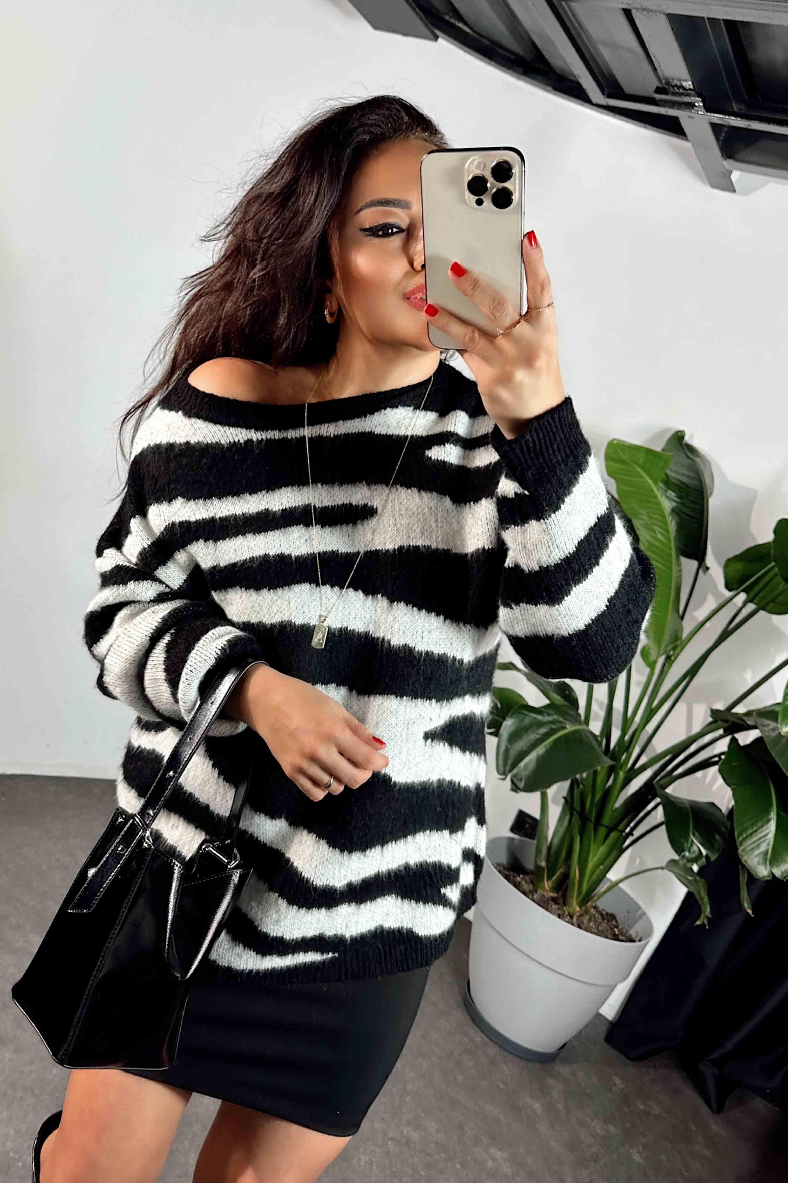 Marka Model Zebra Desen Bisiklet Yaka Yumoş Kazak Siyah