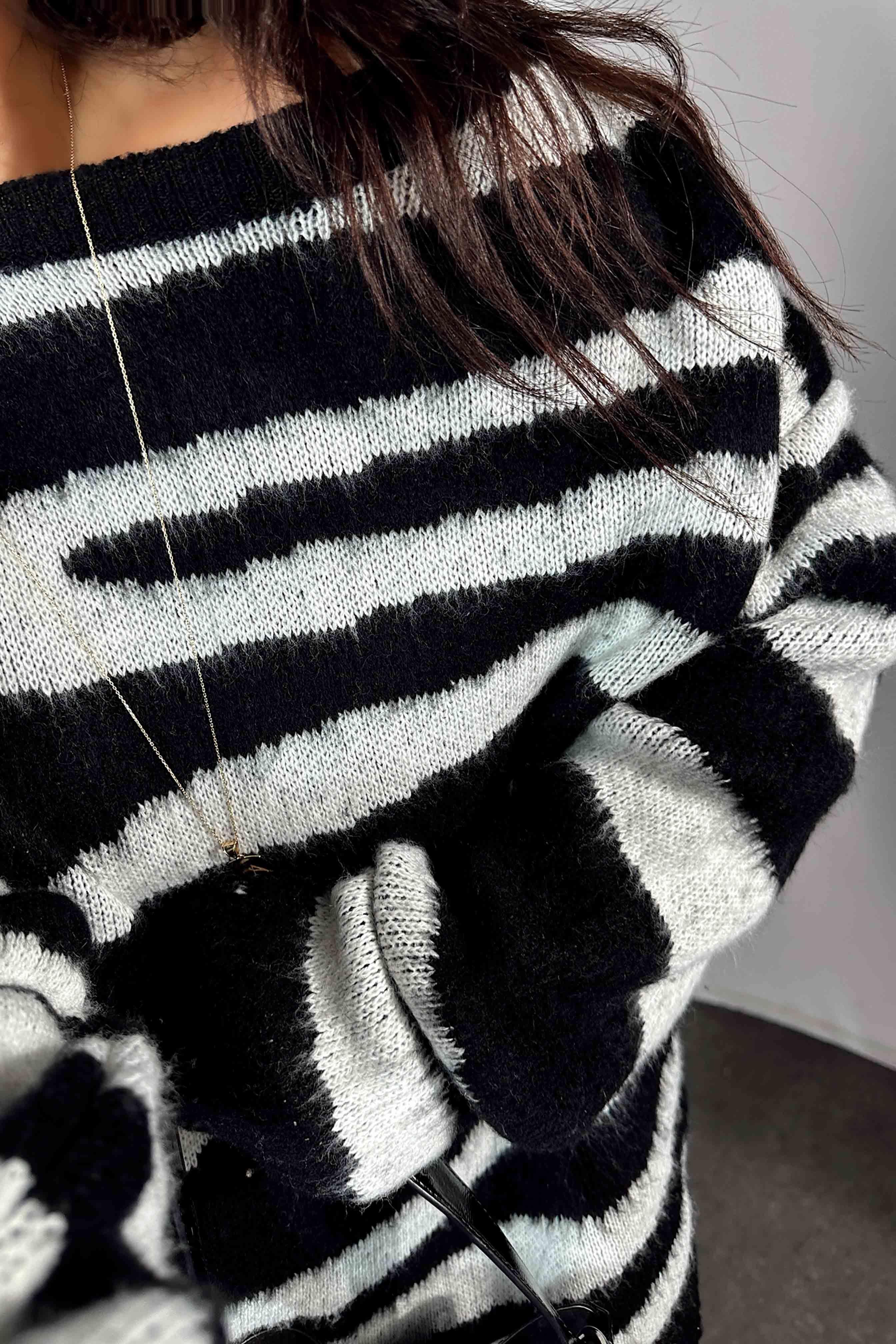Marka Model Zebra Desen Bisiklet Yaka Yumoş Kazak Siyah
