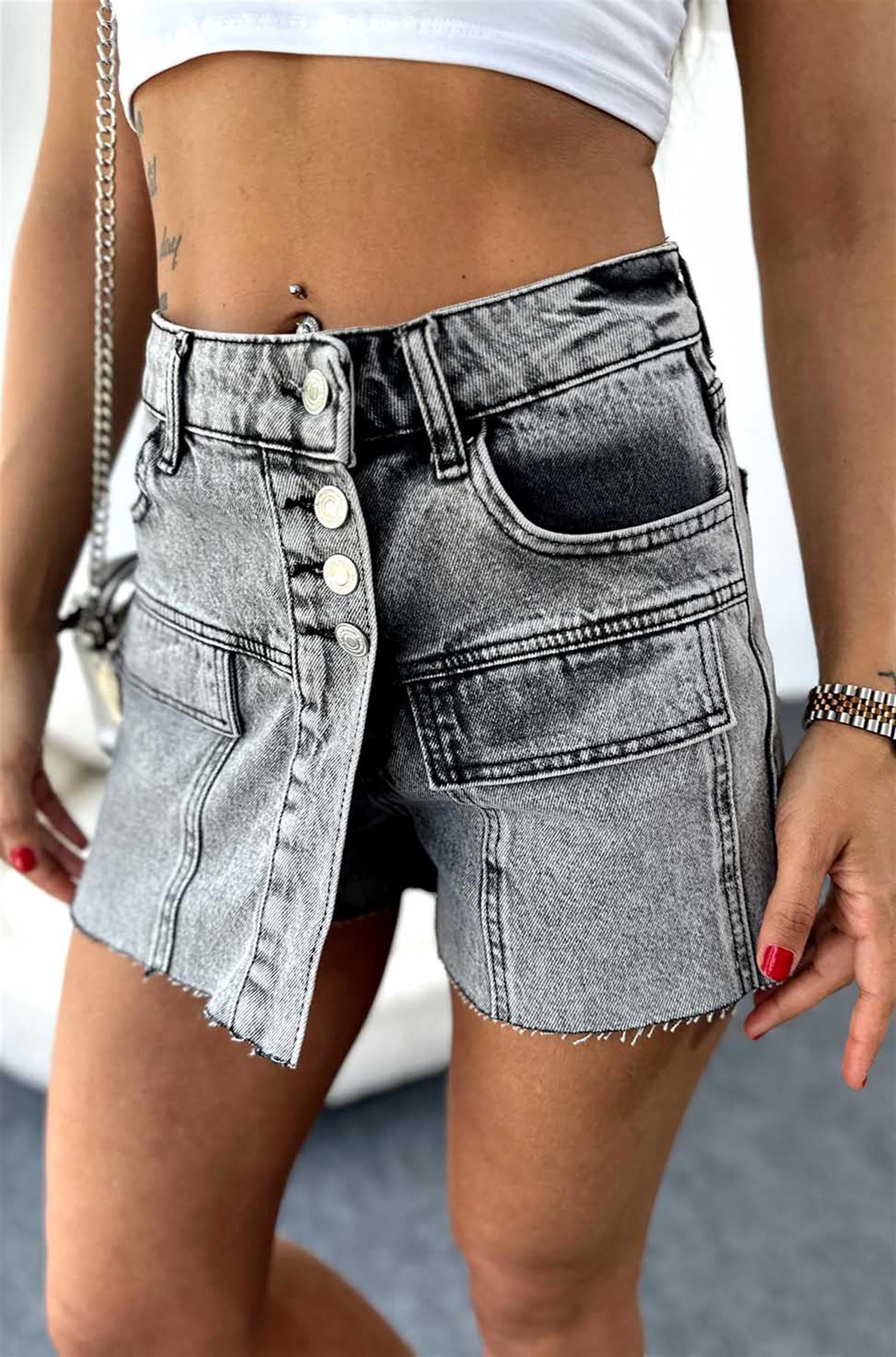 Metal Düğme ve Cep Detaylı Denim Şort Gri