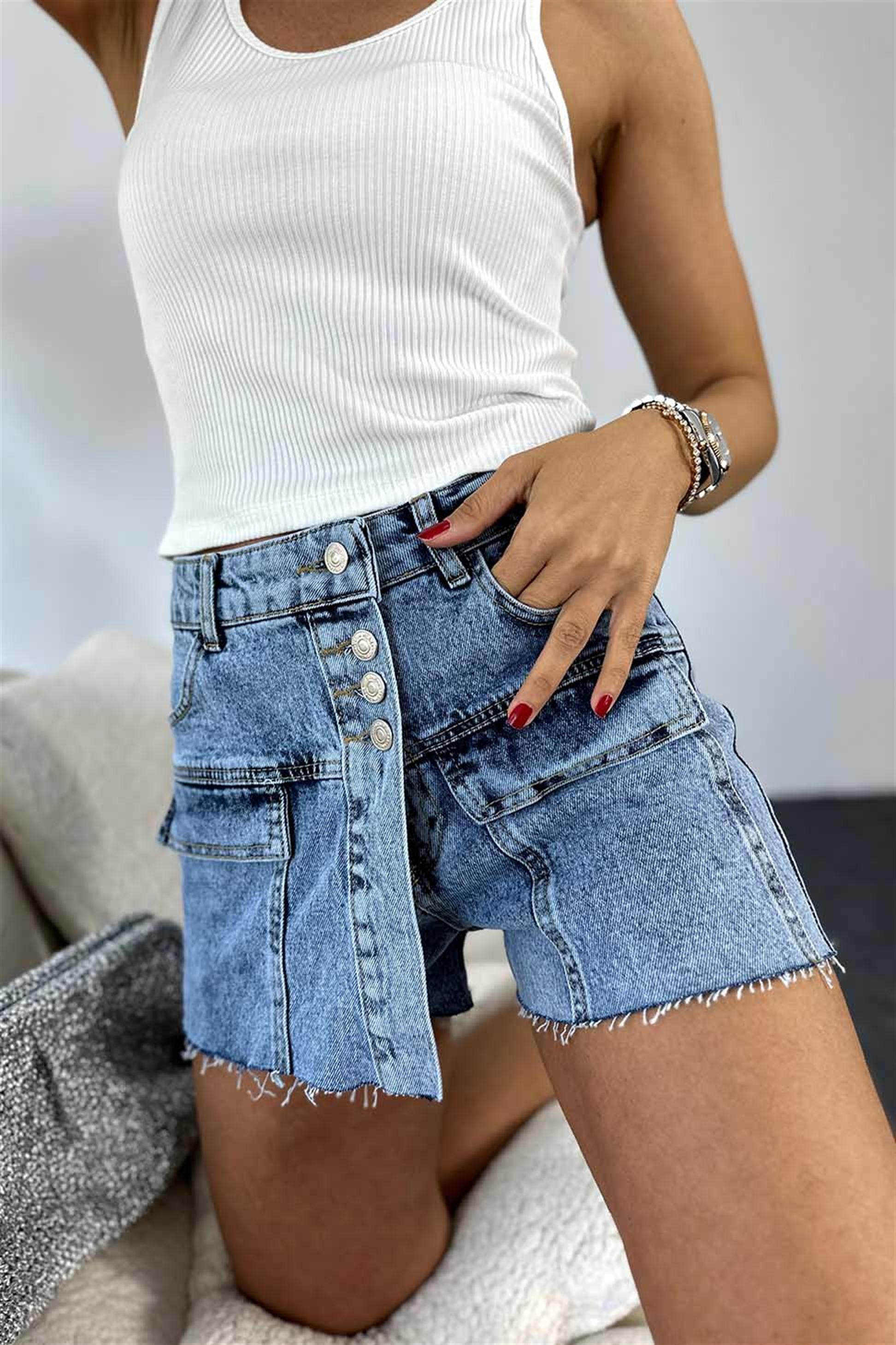 Metal Düğme ve Cep Detaylı Denim Şort Açık Mavi