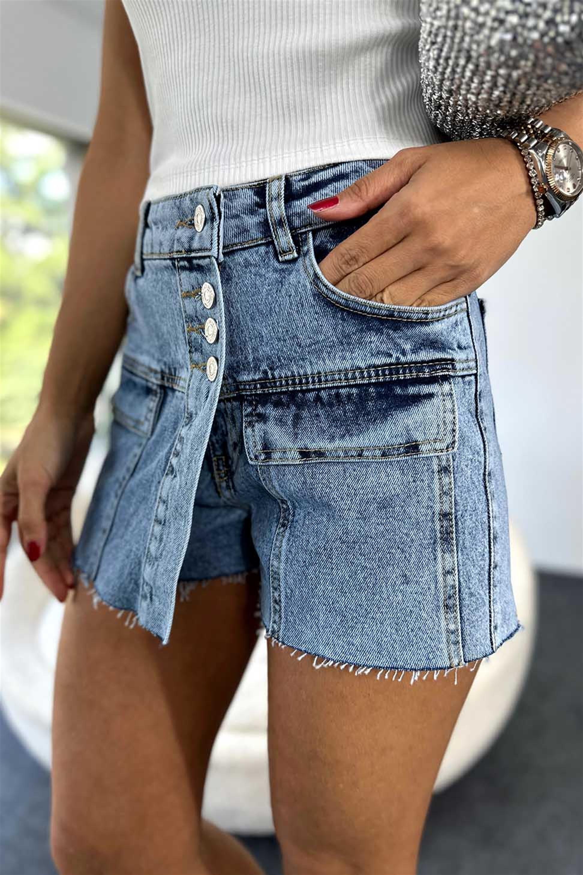 Metal Düğme ve Cep Detaylı Denim Şort Açık Mavi