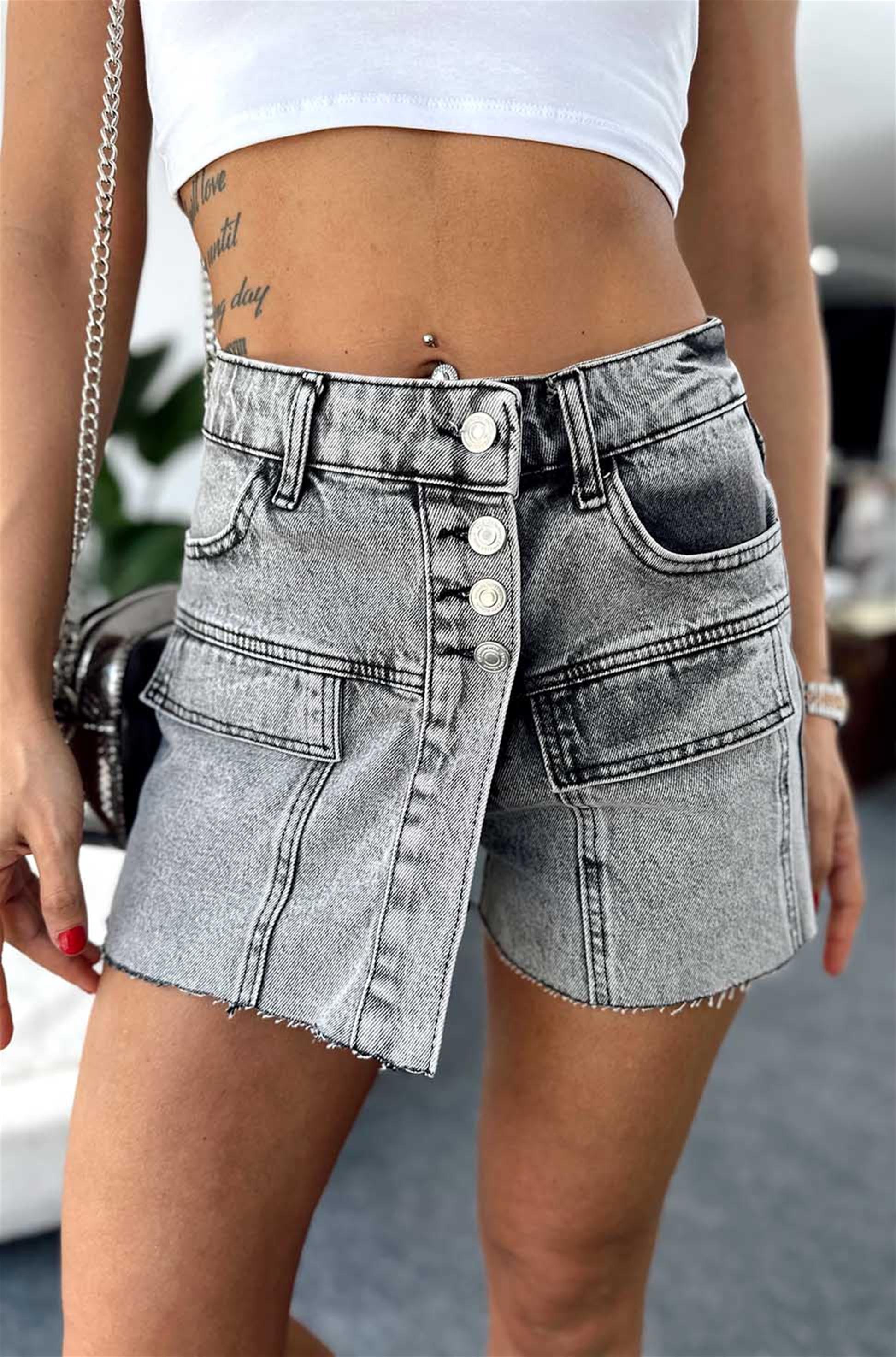 Metal Düğme ve Cep Detaylı Denim Şort Gri