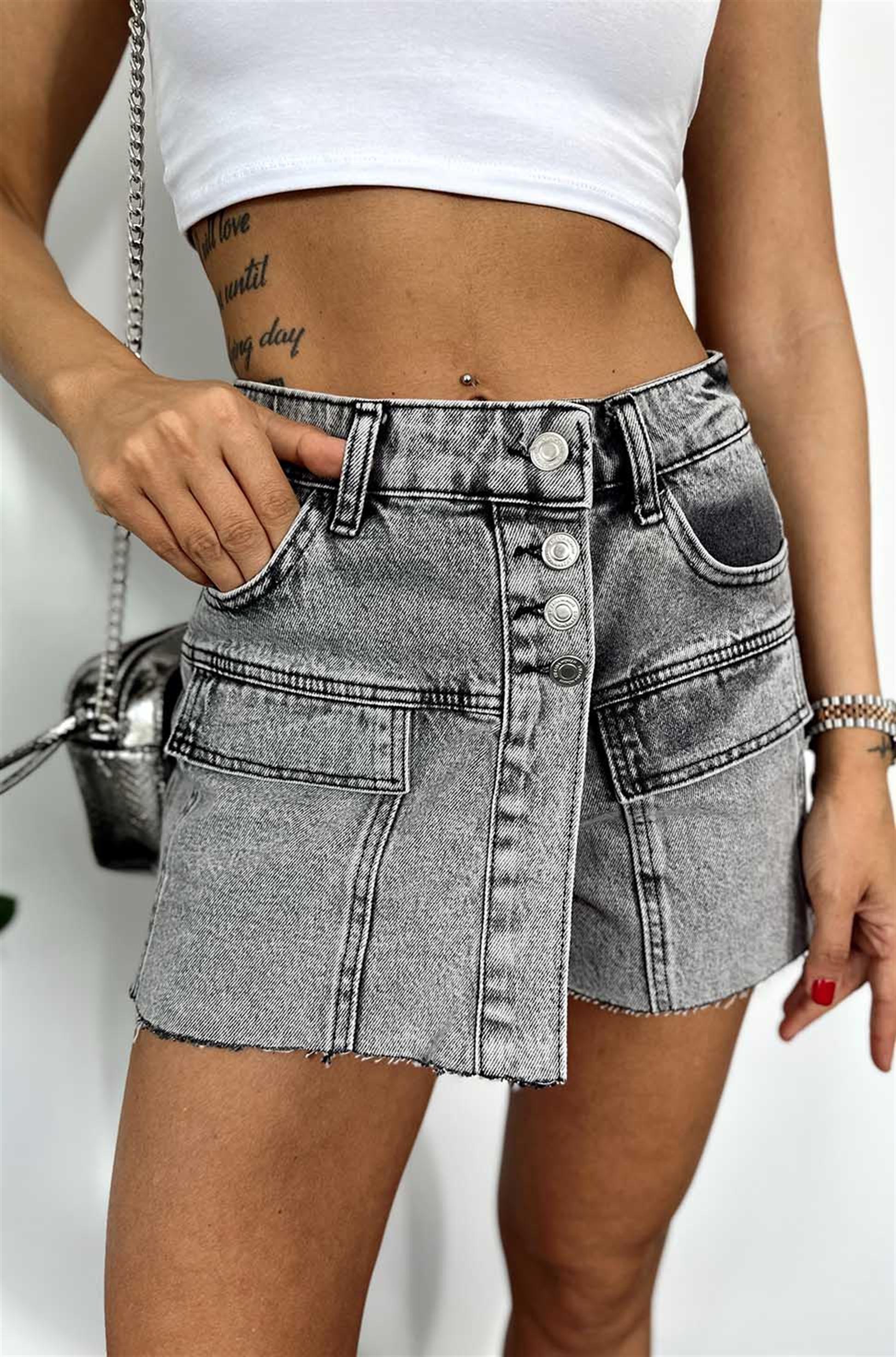 Metal Düğme ve Cep Detaylı Denim Şort Gri