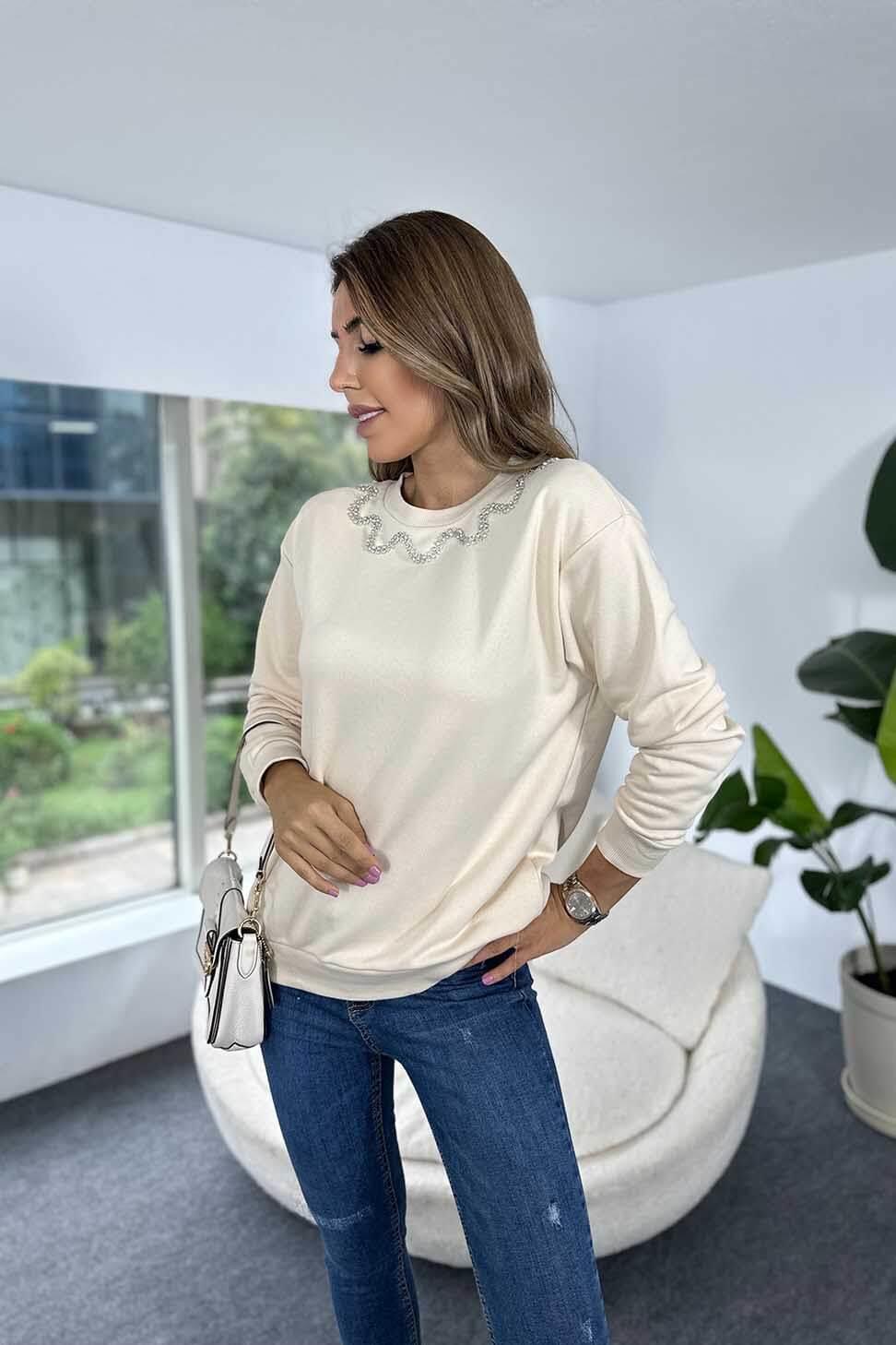 Naturel Pamuk Kumaş Yakası Taş Detaylı Kadın Sweatshirt Bej