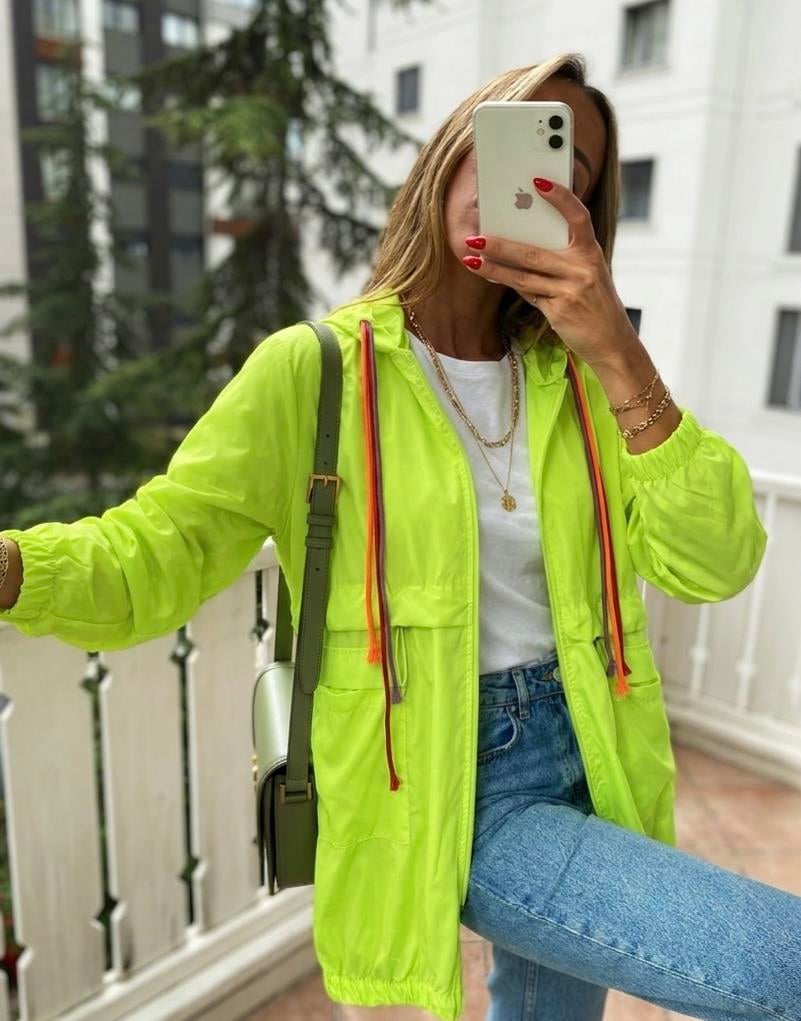 Neon Yeşil Kapüşonlu Fermuarlı Tensel Kumaş Tasarım Mont  