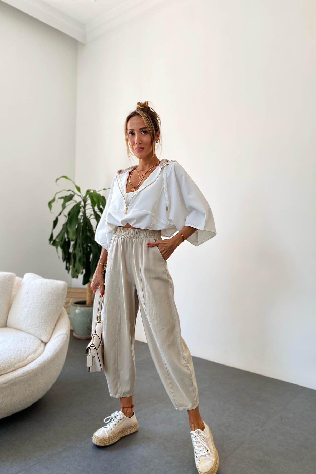 Örgü Kapişonlu Belden Sıkmalı Kısa Swetshirt Beyaz