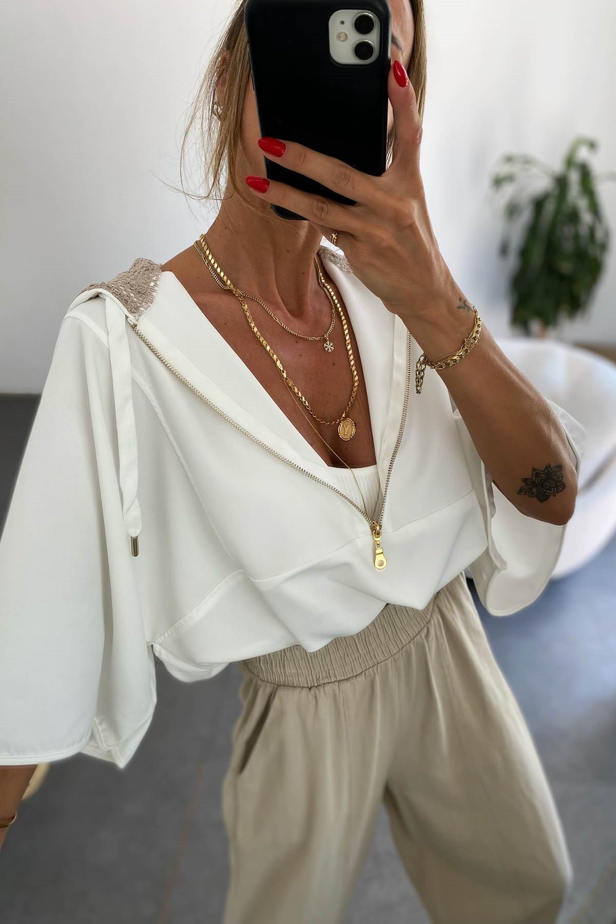 Örgü Kapişonlu Belden Sıkmalı Kısa Swetshirt Beyaz