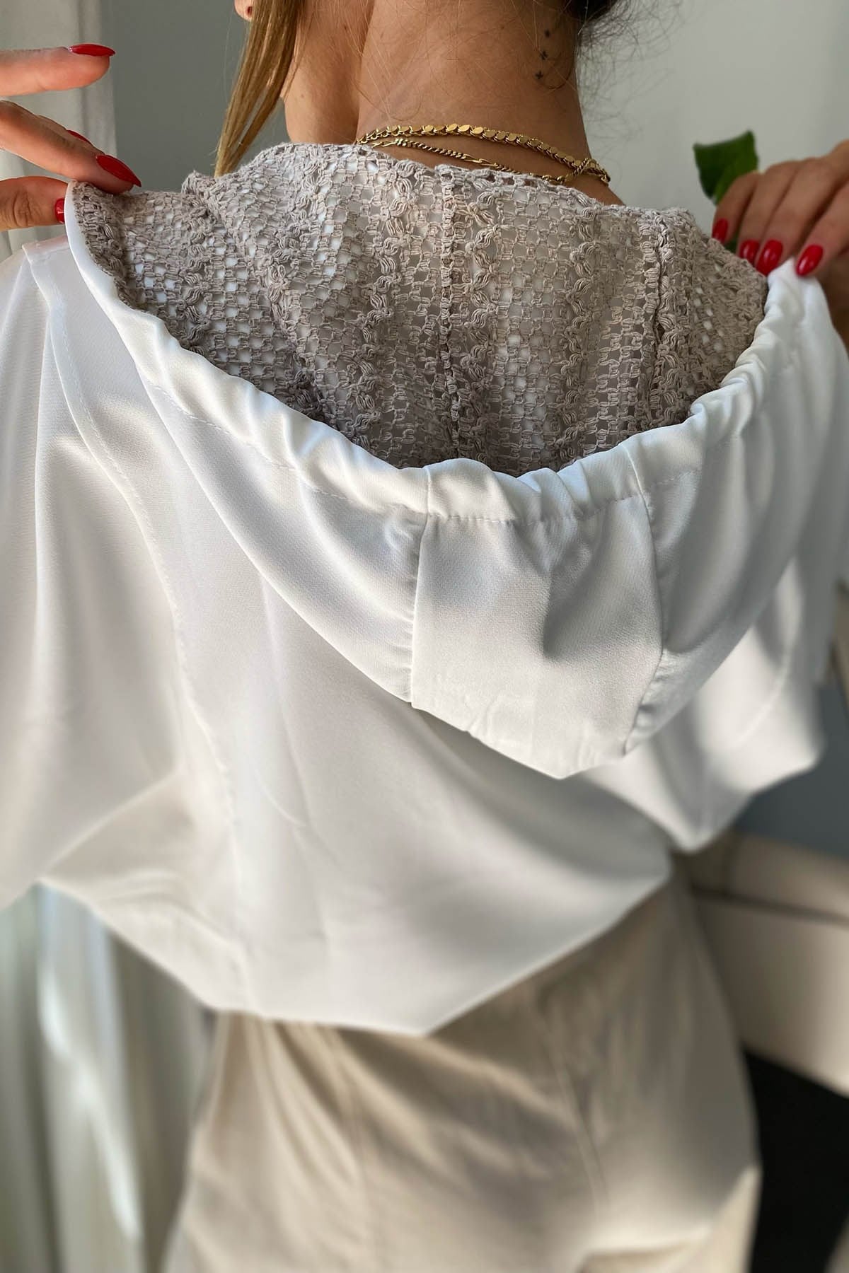 Örgü Kapişonlu Belden Sıkmalı Kısa Swetshirt Beyaz