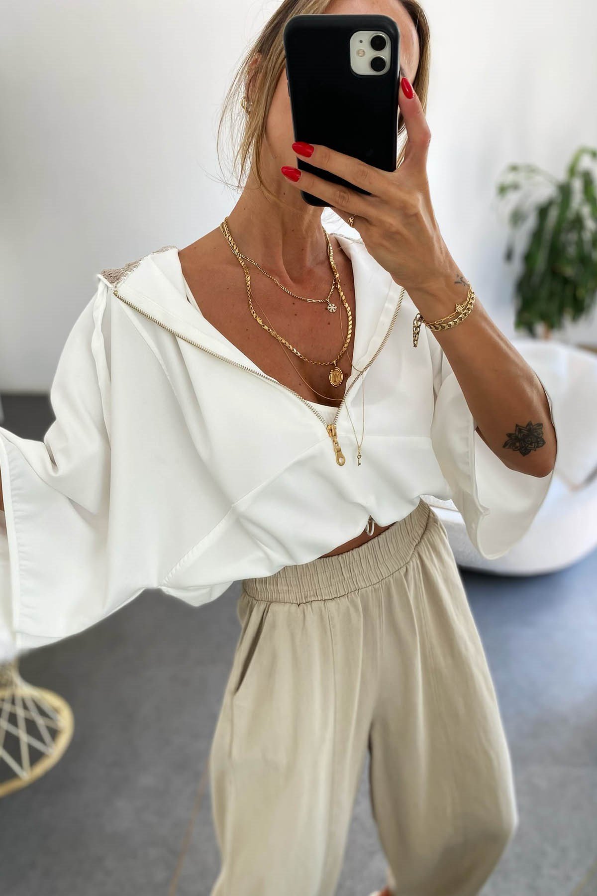 Örgü Kapişonlu Belden Sıkmalı Kısa Swetshirt Beyaz