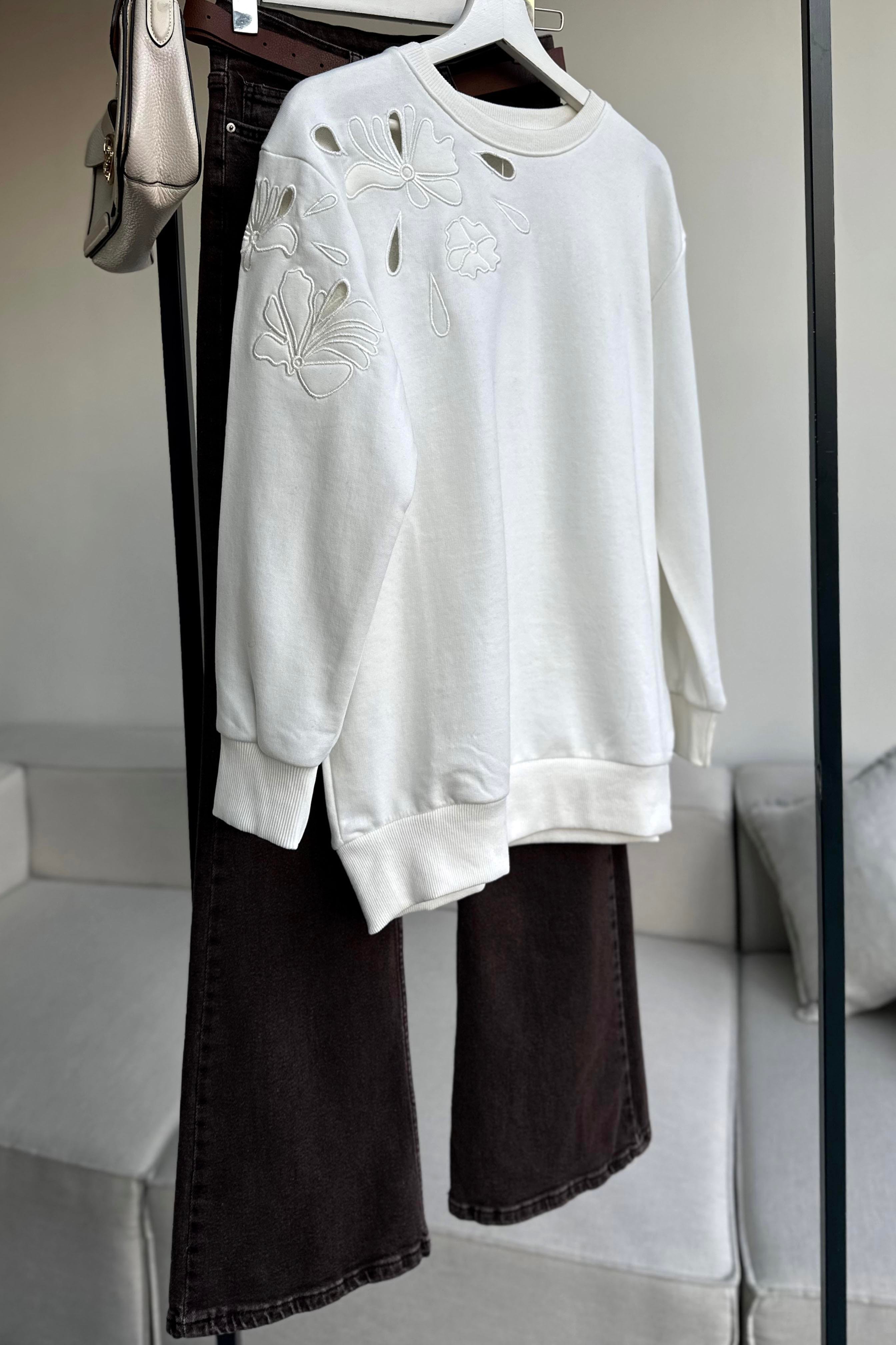 Orjinal Marka Nakışlı Cutout Sweatshirt Beyaz